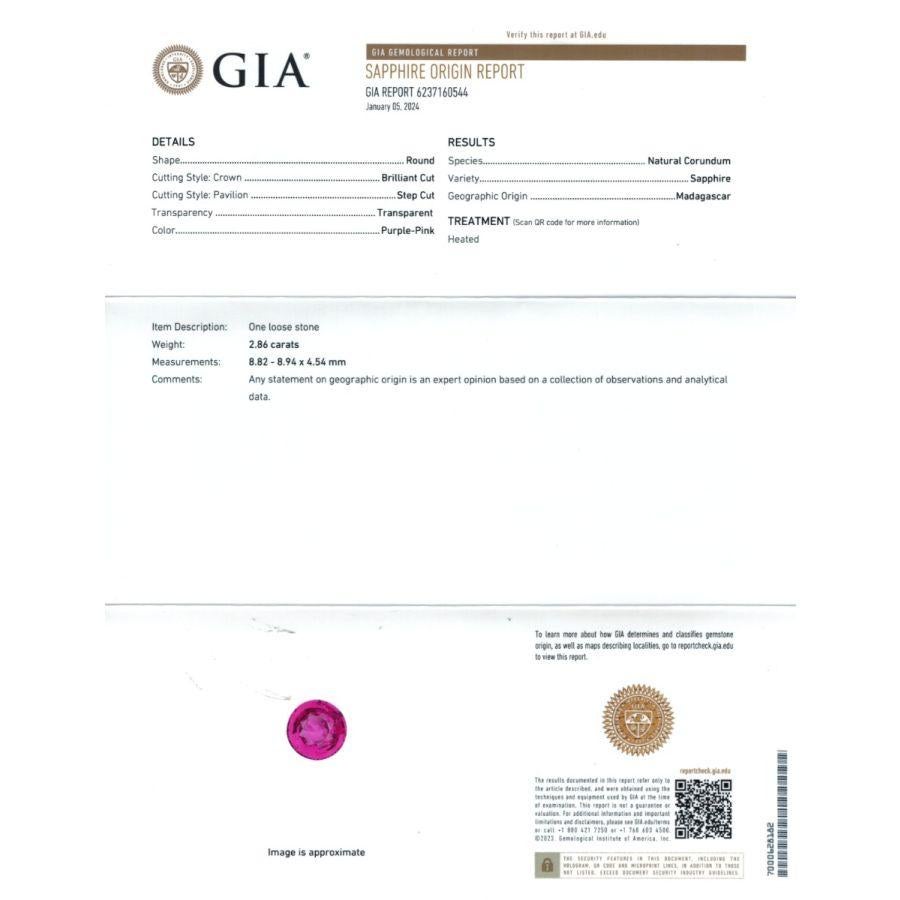 Ti presentiamo uno zaffiro rosa naturale di squisito fascino, del peso di 2,86 charme. Questa deliziosa gemma ha una forma rotonda, con misure precise di 8,82 x 8,94 x 4,54 mm. Il taglio Brilliante/Step ne esalta la brillantezza, rivelando il