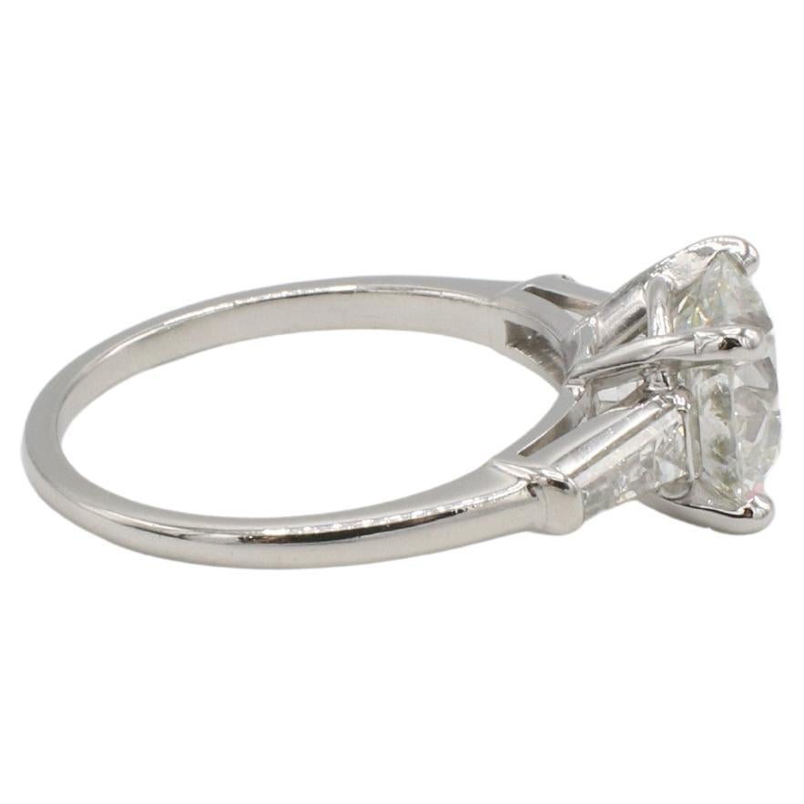 Bague de fiançailles certifiée GIA 2.88 I VS2 Diamant naturel de taille ancienne européenne 
Numéro de rapport GIA : 2235743648
Diamant : diamant naturel de taille européenne ancienne I VS2 de 2,88 carats
Diamants d'accent : 2 diamants baguettes