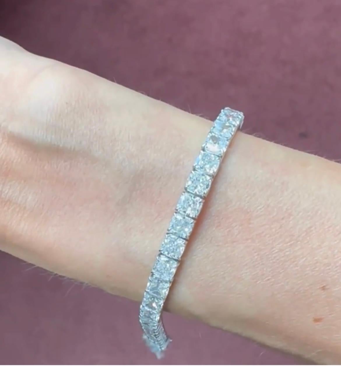 GIA Certified 28.80 Carat Cushion Cut Diamond Tennis Bracelet In New Condition For Sale In New York, NY