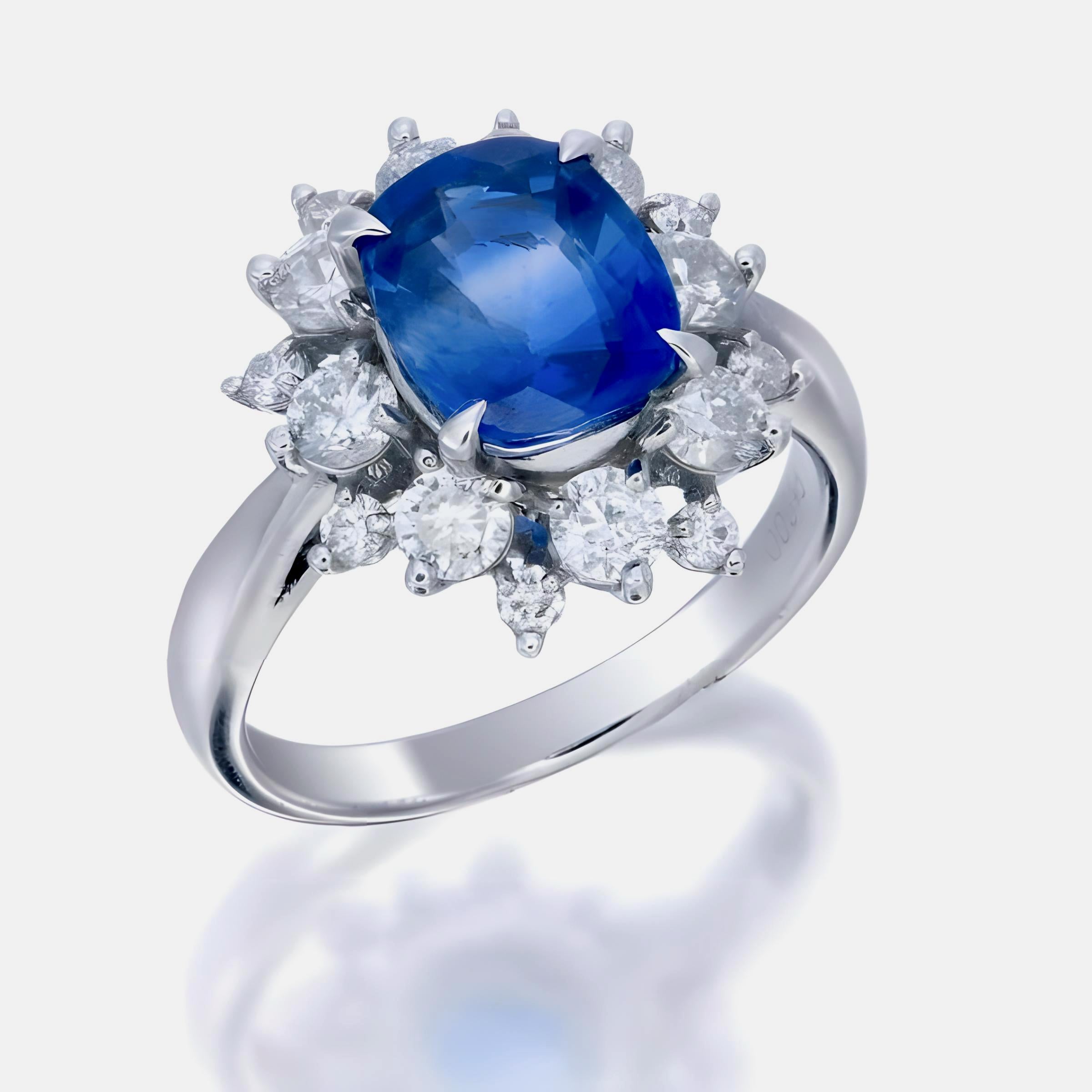 Dieser Ring enthält einen unerhitzten blauen Saphir von 2,89 Karat aus Burma, der vom GIA für seine natürliche Schönheit und Qualität zertifiziert wurde (Zertifikat Nummer GIA6352727525). Das tiefe Blau des Saphirs wird durch 1,03 Karat Diamanten im