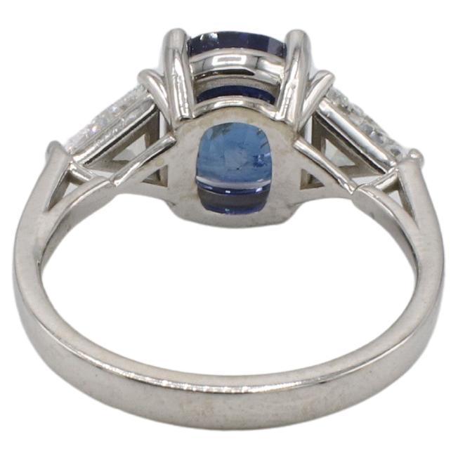 Anillo de compromiso de tres piedras con zafiro azul natural certificado por GIA de 2,89 quilates sin calor
Número de informe GIA: 2239260020
Zafiro: zafiro azul natural en cojín de 2,89 quilates, sin tratamiento térmico
Diamantes: 2 trillones de