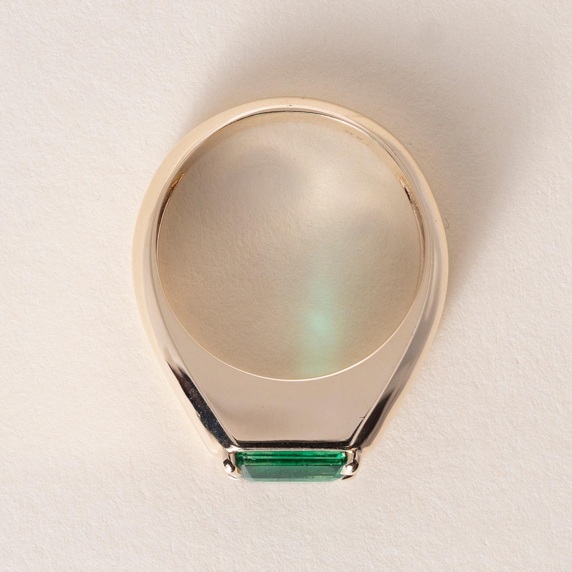 GIA zertifiziert 2,90 Karat sambischen Smaragd Solitär Siegelring in 14K Gold im Zustand „Hervorragend“ im Angebot in Los Angeles, CA