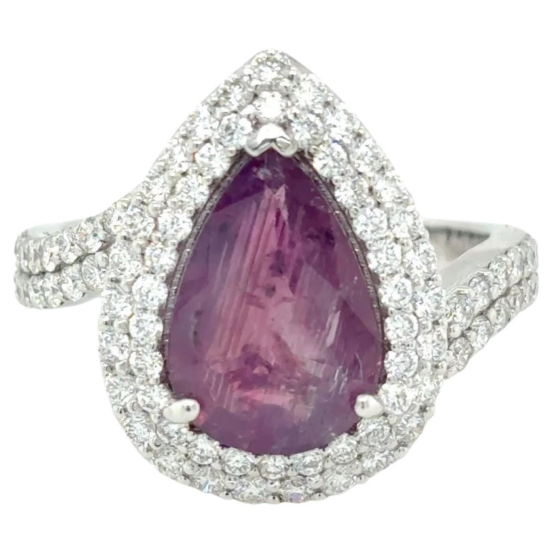 Bague certifiée GIA de 2,91 carats de saphir du Cachemire non chauffé et de diamants
Un rare saphir du Cachemire non chauffé de 2,91 carats, d'une teinte rose pourpre enchanteresse, est gracieusement taillé en forme de poire et entouré d'un halo de