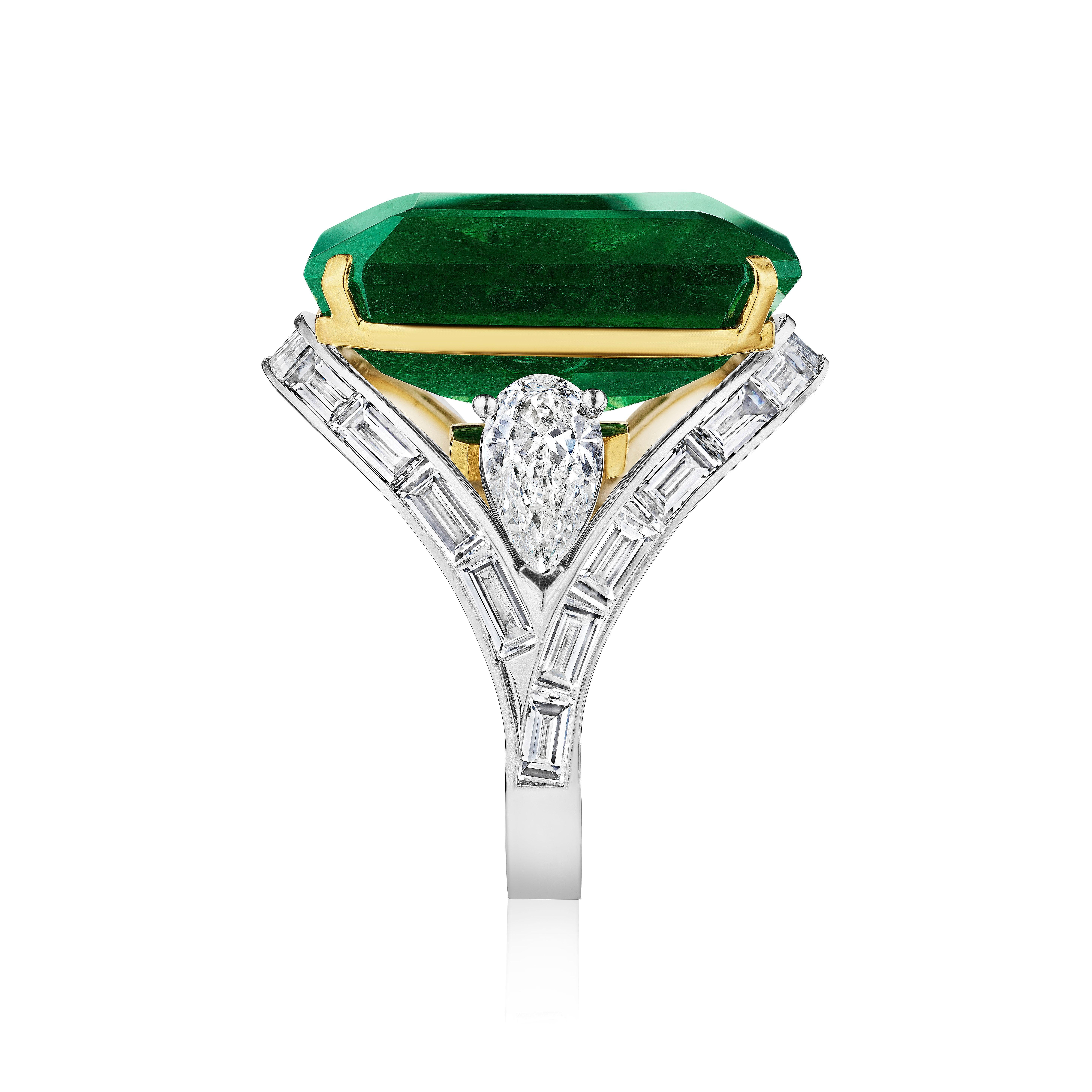 GIA Certified 29.10 Carat Fine Emerald and Diamond Ring In New Condition For Sale In New York, NY
