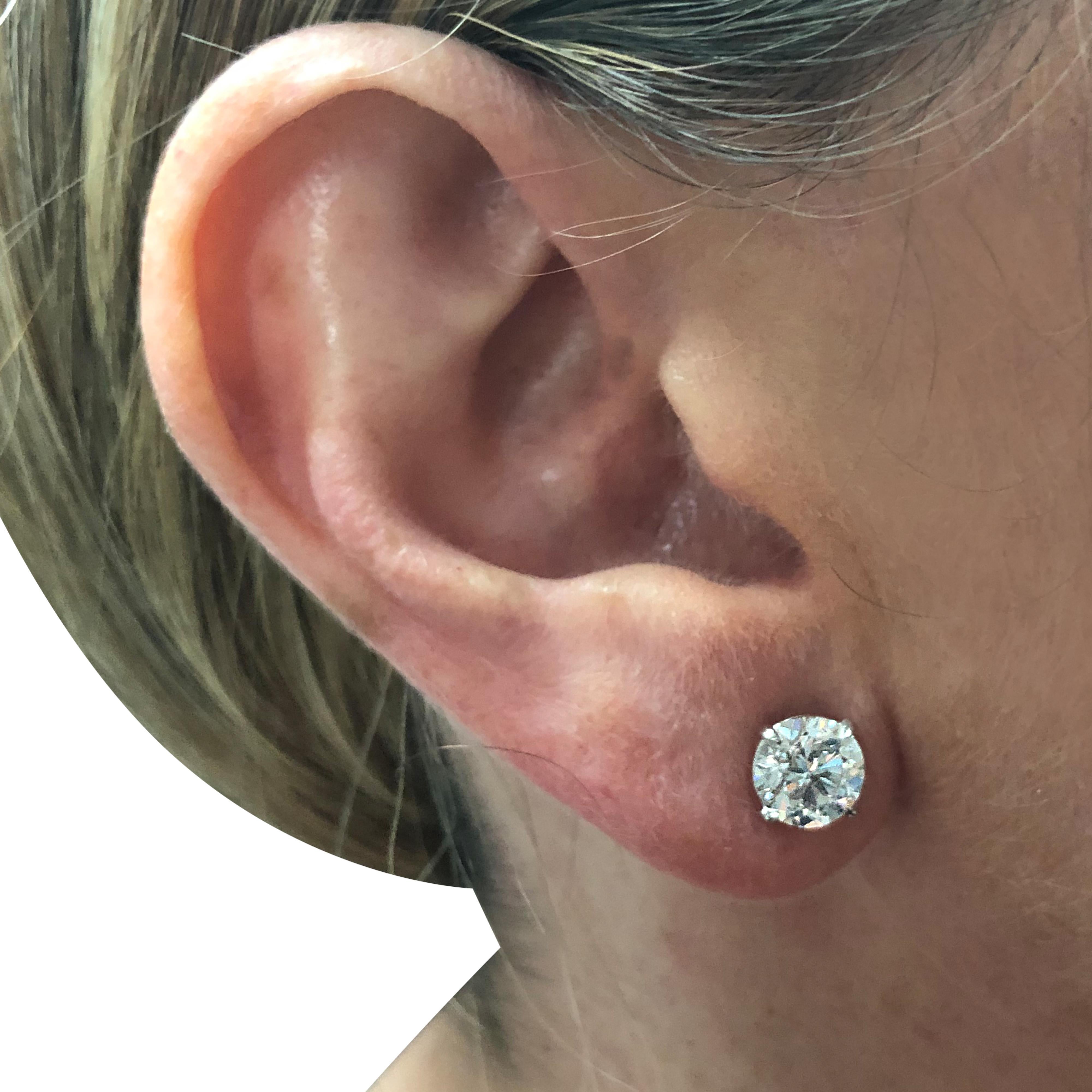 Vivid Diamonds GIA Certified 2.92 Carat Diamond Stud Earrings (Rundschliff)