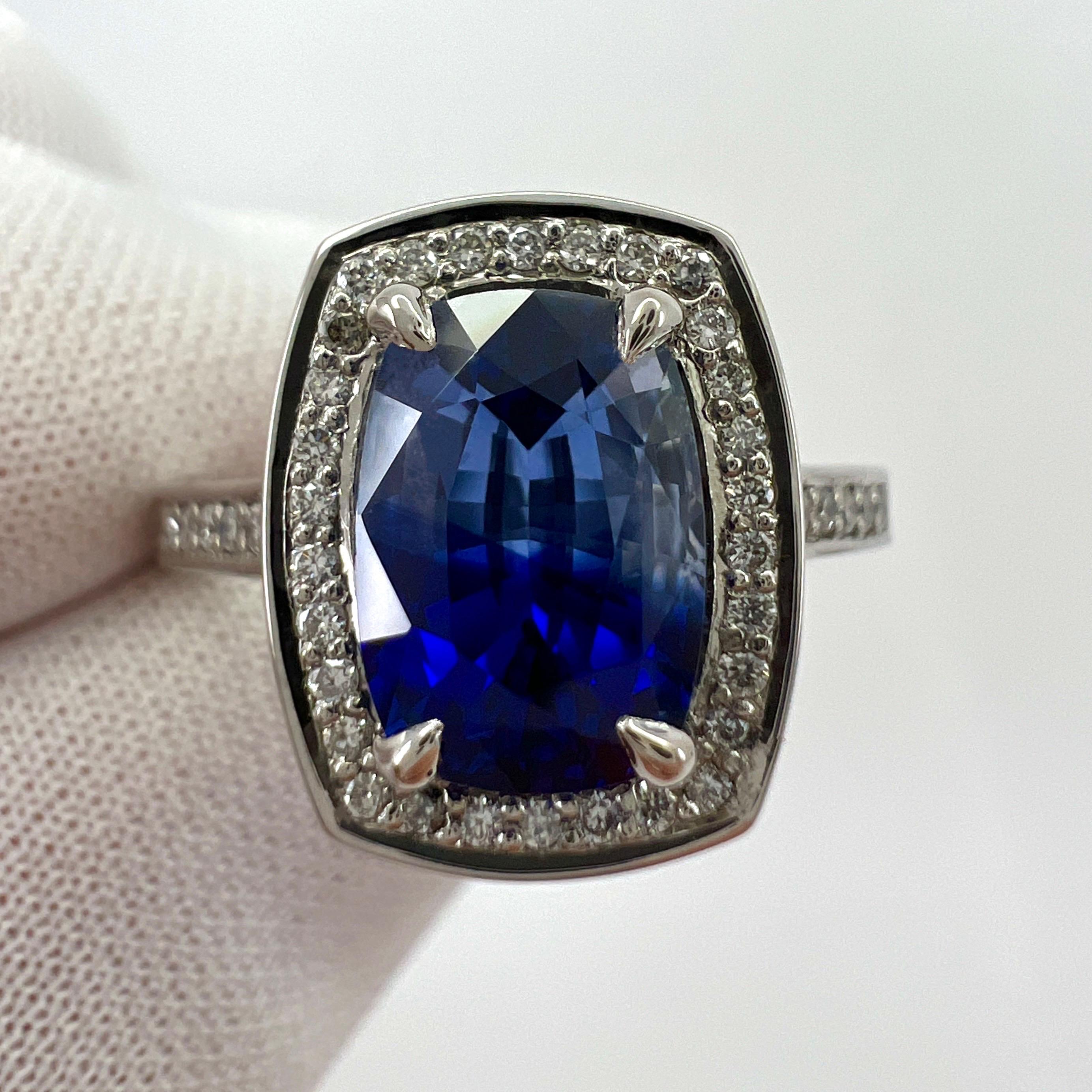 Women's or Men's GIA Certified 2.92ct Bi Colour Ceylon Sapphire 18k White Gold Diamond Halo Ring For Sale