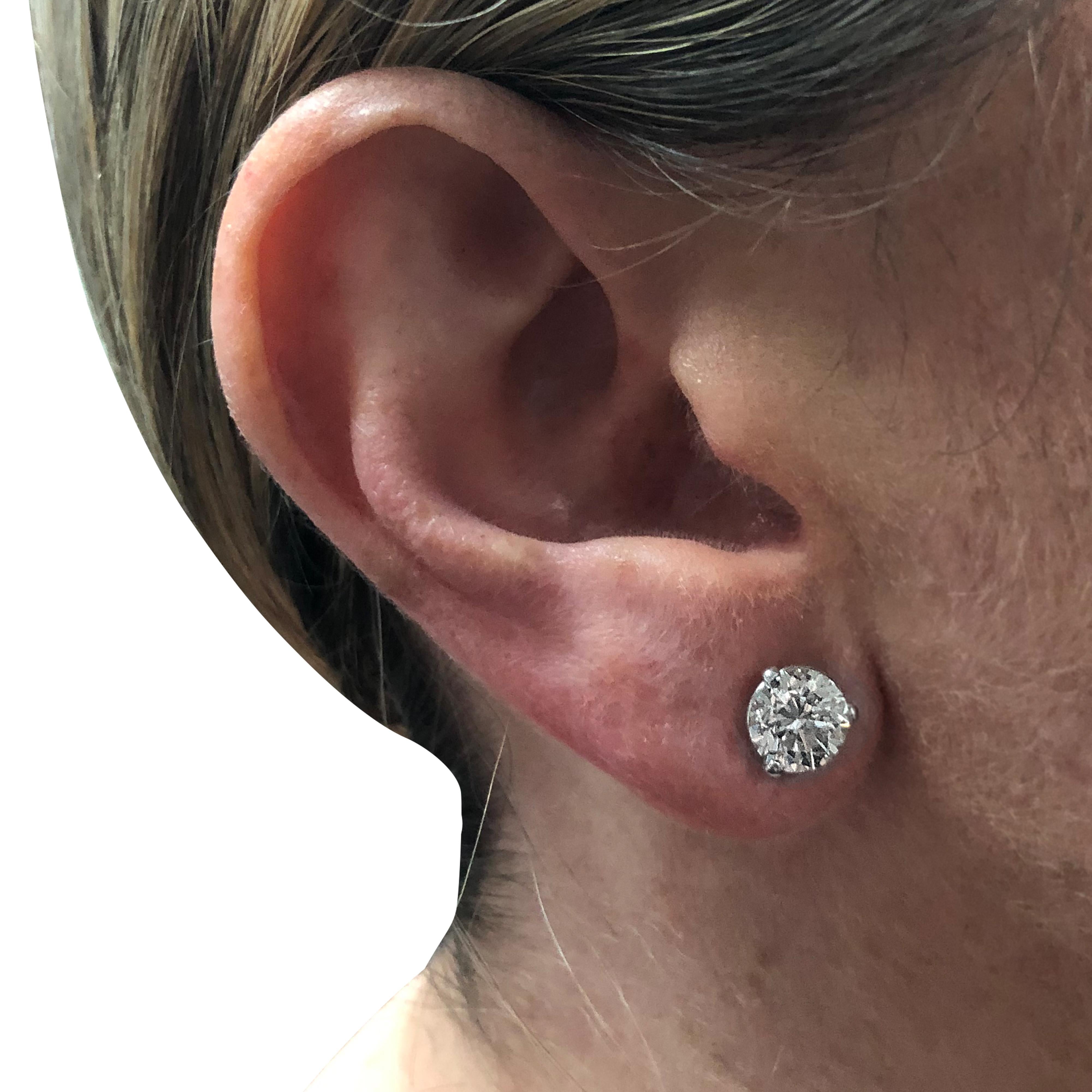 GIA-zertifizierte 2.93 Karat Diamant-Ohrstecker mit lebhaften Diamanten (Rundschliff) im Angebot