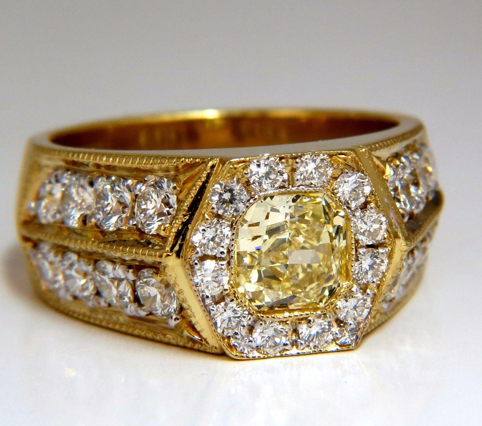 GIA-zertifizierter 2,95 Karat natürlicher gelber Fancy-Diamanten Herrenring 18kt Sechseckiger Deckel (Kissenschliff) im Angebot