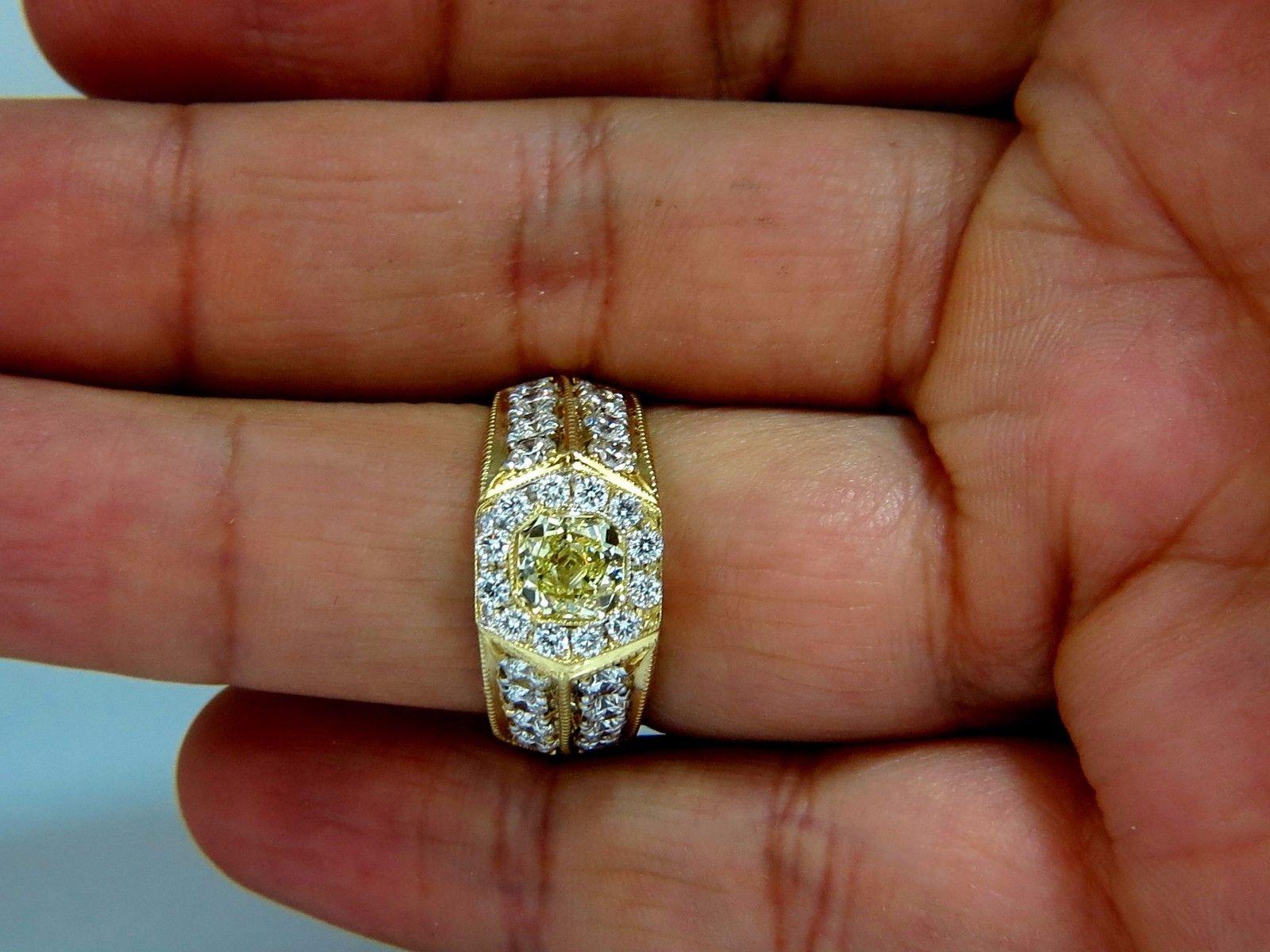 GIA-zertifizierter 2,95 Karat natürlicher gelber Fancy-Diamanten Herrenring 18kt Sechseckiger Deckel im Angebot 2