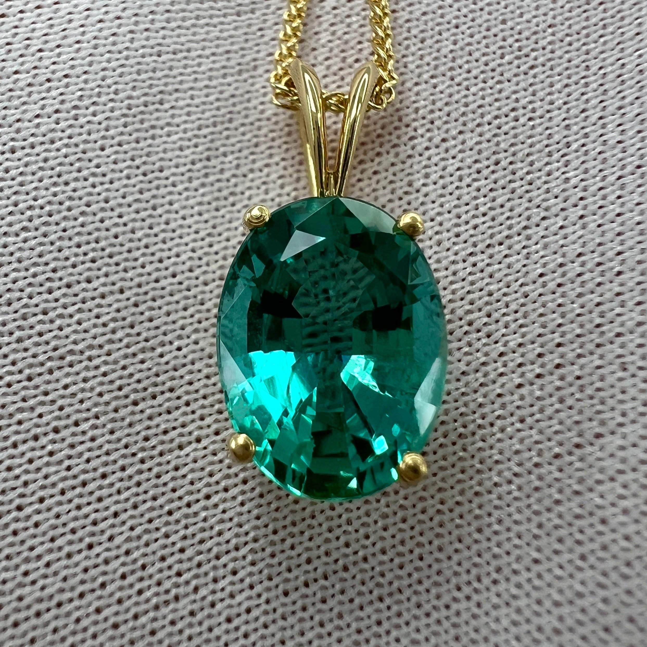 Collier à pendentif solitaire en or jaune 18 carats : Nature Fine Vivid Blue Green Oval Cut Emerald.

Magnifique émeraude d'une couleur bleu-vert unique et vive, sertie dans un pendentif solitaire à 4 griffes en or jaune 18 carats. 
La pierre brille