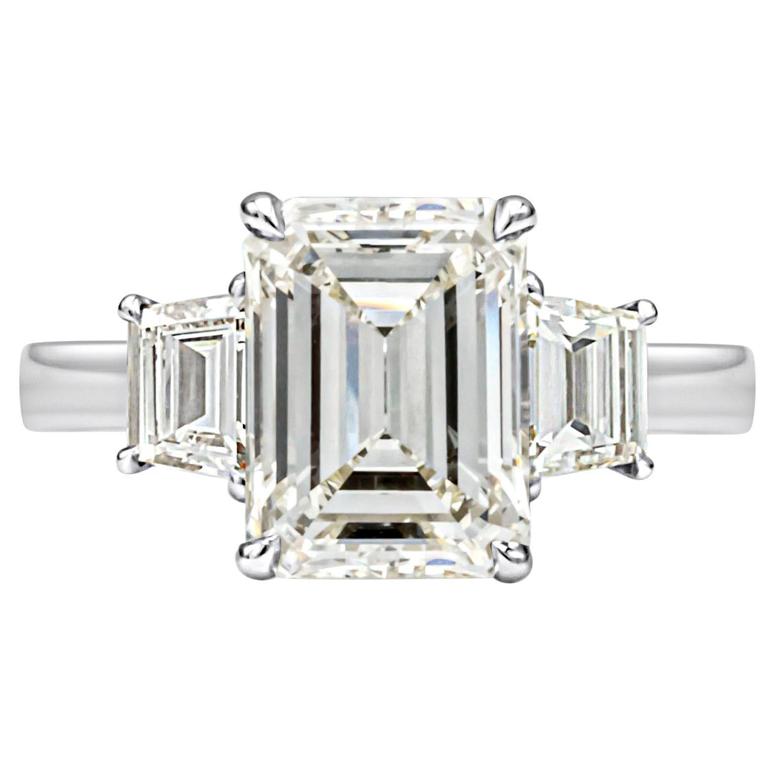 Anillo de compromiso de tres piedras con diamante talla esmeralda certificado por el GIA de 2.96 quilates