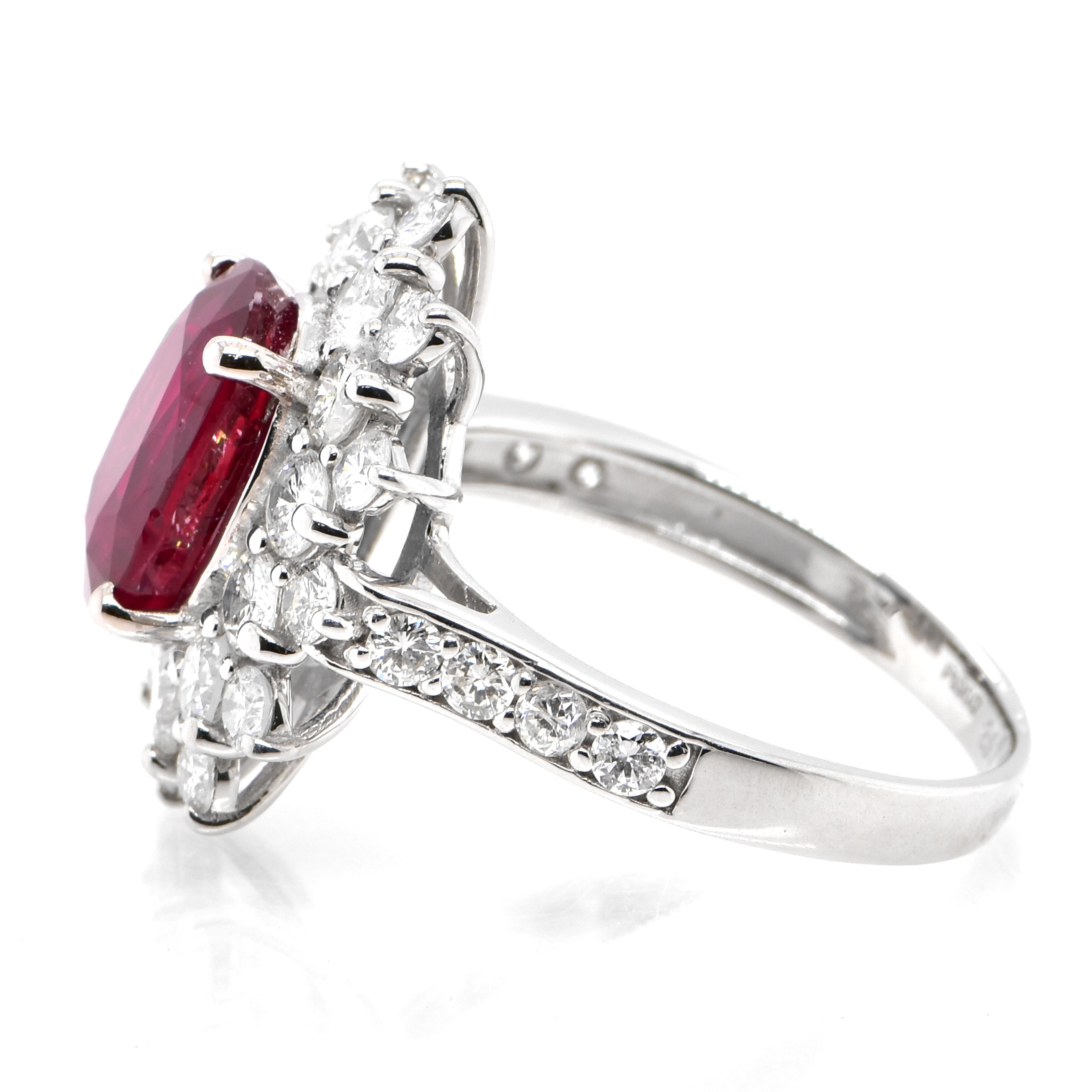 Anillo de rubí y diamantes de Siam de 2,97 quilates certificado por el GIA y fabricado en platino Corte oval en venta