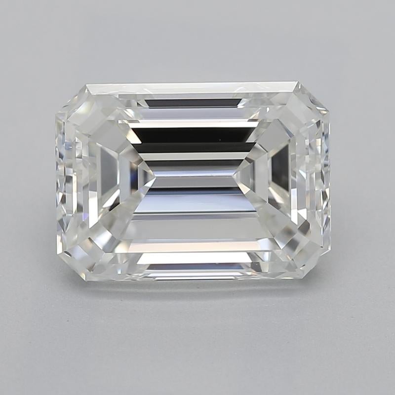 Dieser in New York handgefertigte, atemberaubende Diamantring besticht durch sein brillantes Mittelstück, in dem ein faszinierender Smaragd H VS1 2 elegant in einer vierzackigen, verschlungenen Fassung sitzt, die an die Designelemente eines Spaliers