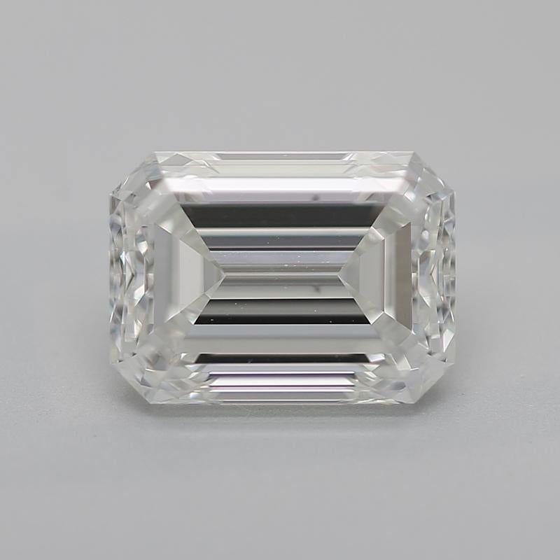 Questo affascinante anello con diamante, che emana un'eleganza senza tempo, presenta una splendida pietra centrale a forma di smeraldo del peso di 2 millimetri. La squisita brillantezza è amplificata dall'impeccabile classificazione I e VS2, che