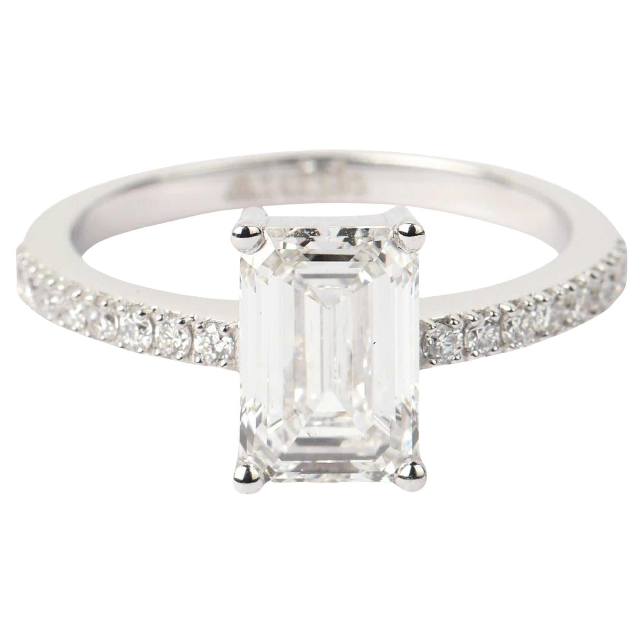 GIA Certified 2ct Emerald-Cut Diamond Solitaire Engagement Ring in 18K WhiteGold (Bague de fiançailles solitaire en or blanc 18 carats)