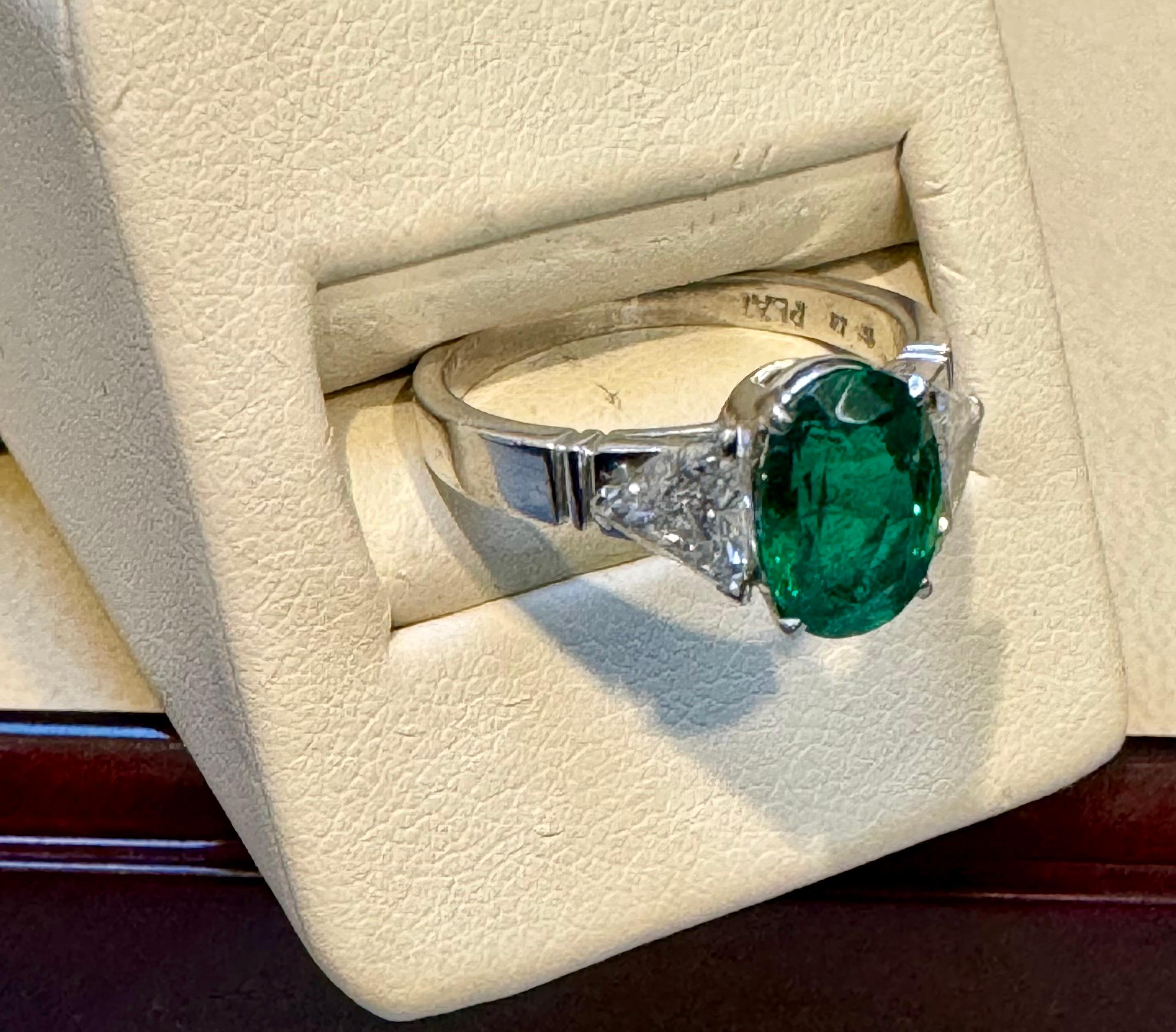 Emerald Cut GIA Certified 2Ct Fine Zambian Emerald & 1.5 Ct Total Trillion Diamond Ring plat For Sale