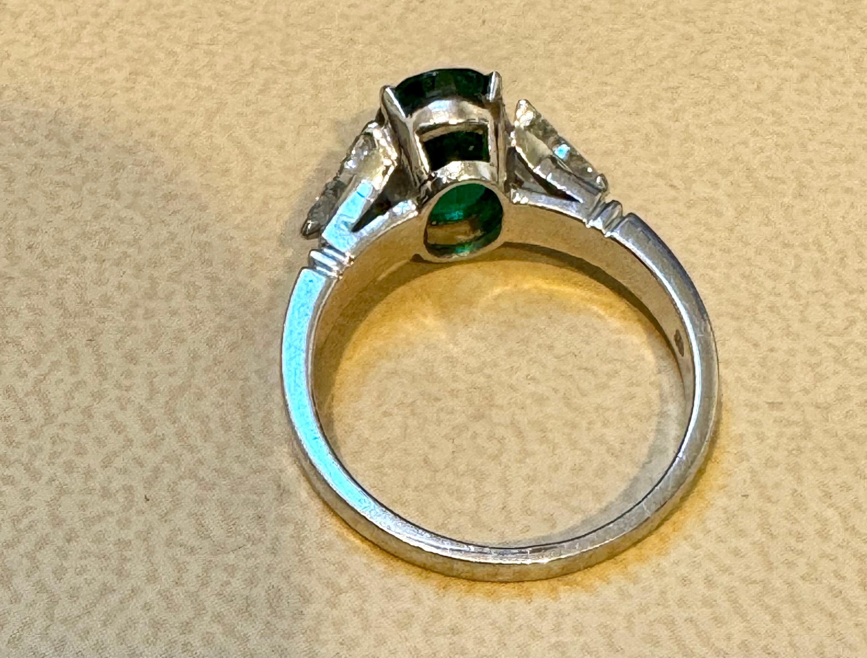 GIA Certified 2Ct Fine Zambian Emerald & 1.5 Ct Total Trillion Diamond Ring plat In Excellent Condition For Sale In New York, NY
