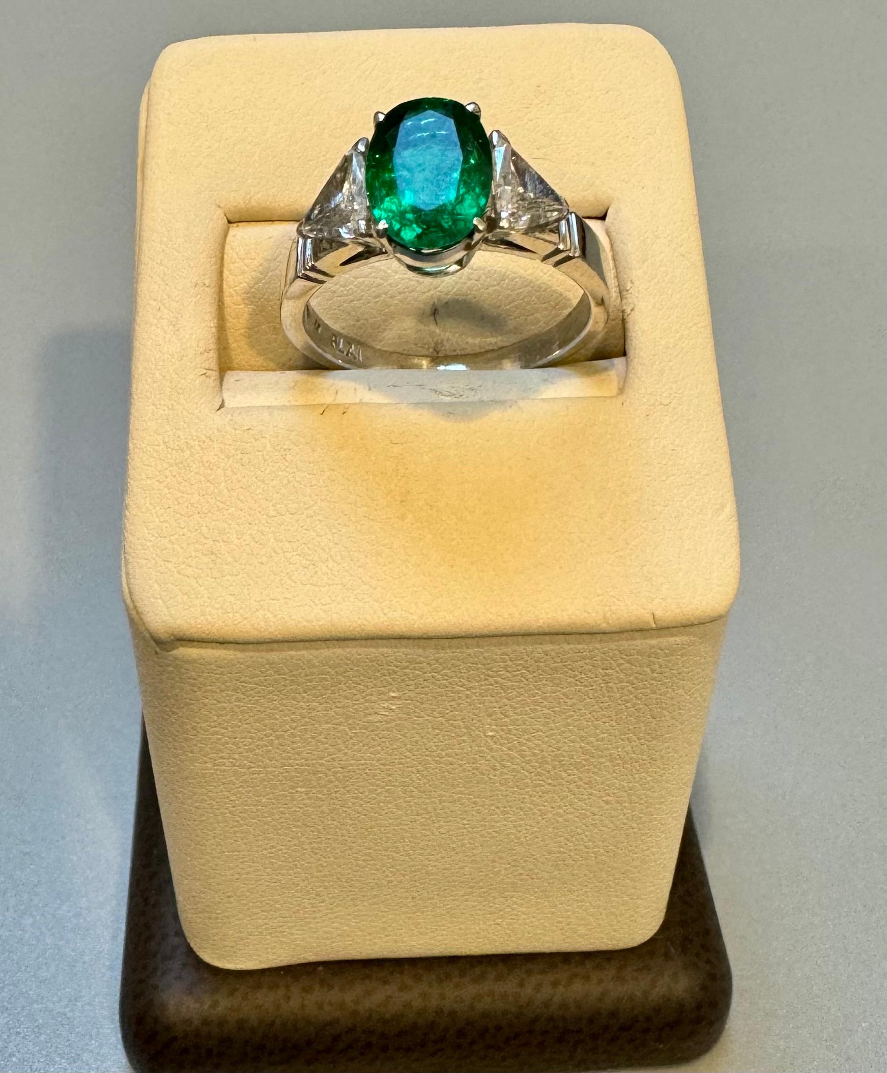 Women's GIA Certified 2Ct Fine Zambian Emerald & 1.5 Ct Total Trillion Diamond Ring plat For Sale