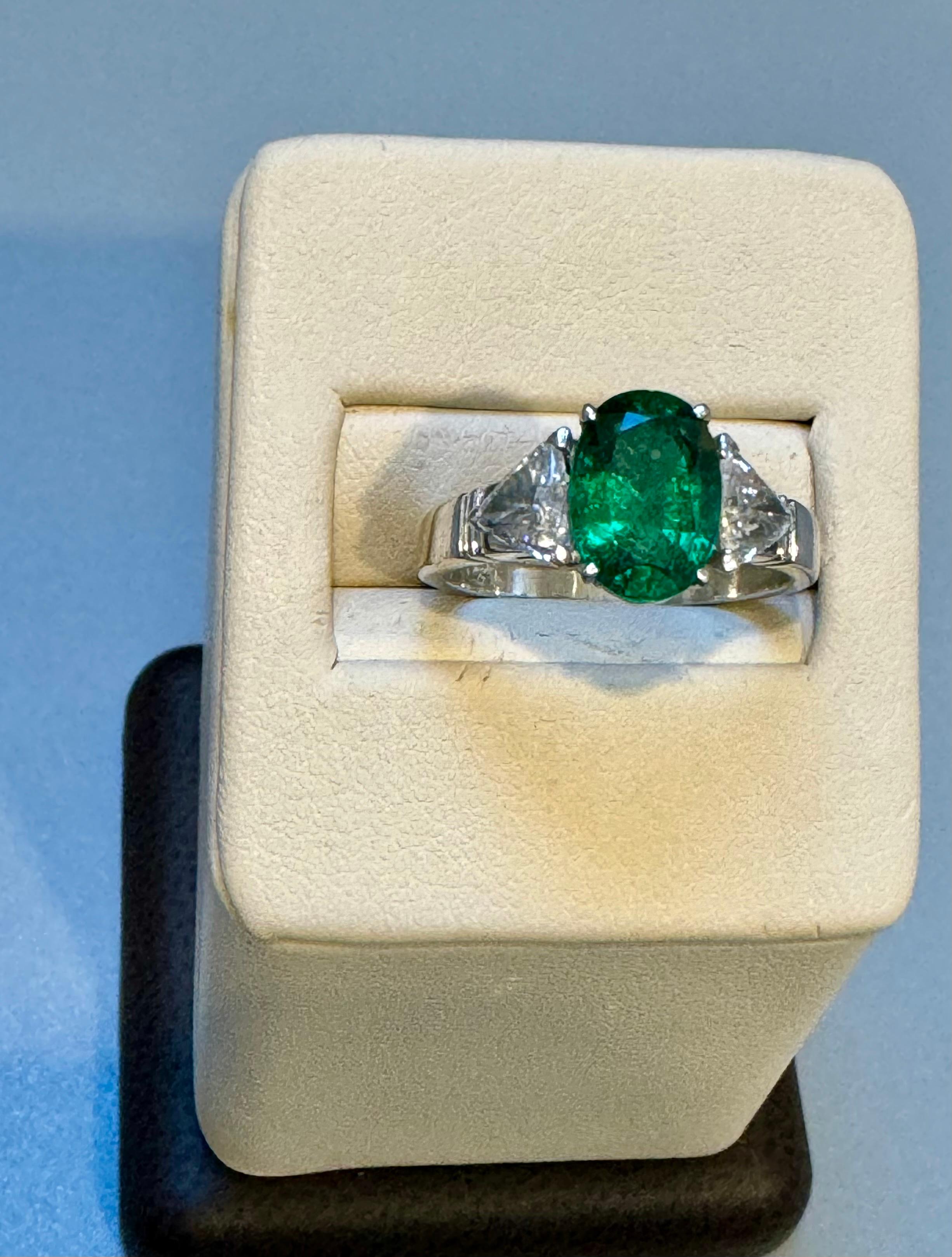 GIA Certified 2Ct Fine Zambian Emerald & 1.5 Ct Total Trillion Diamond Ring plat For Sale 1