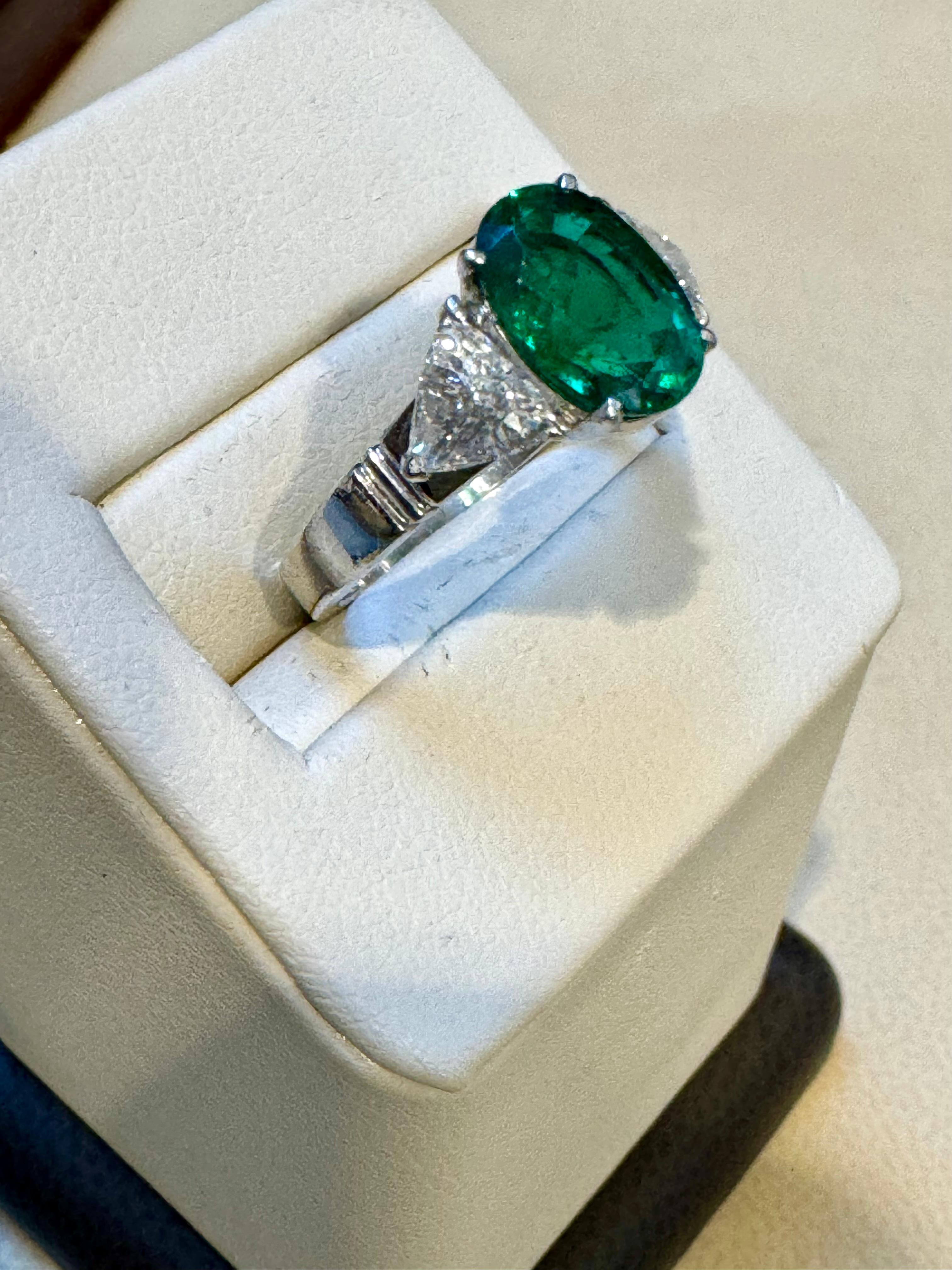 GIA Certified 2Ct Fine Zambian Emerald & 1.5 Ct Total Trillion Diamond Ring plat For Sale 2
