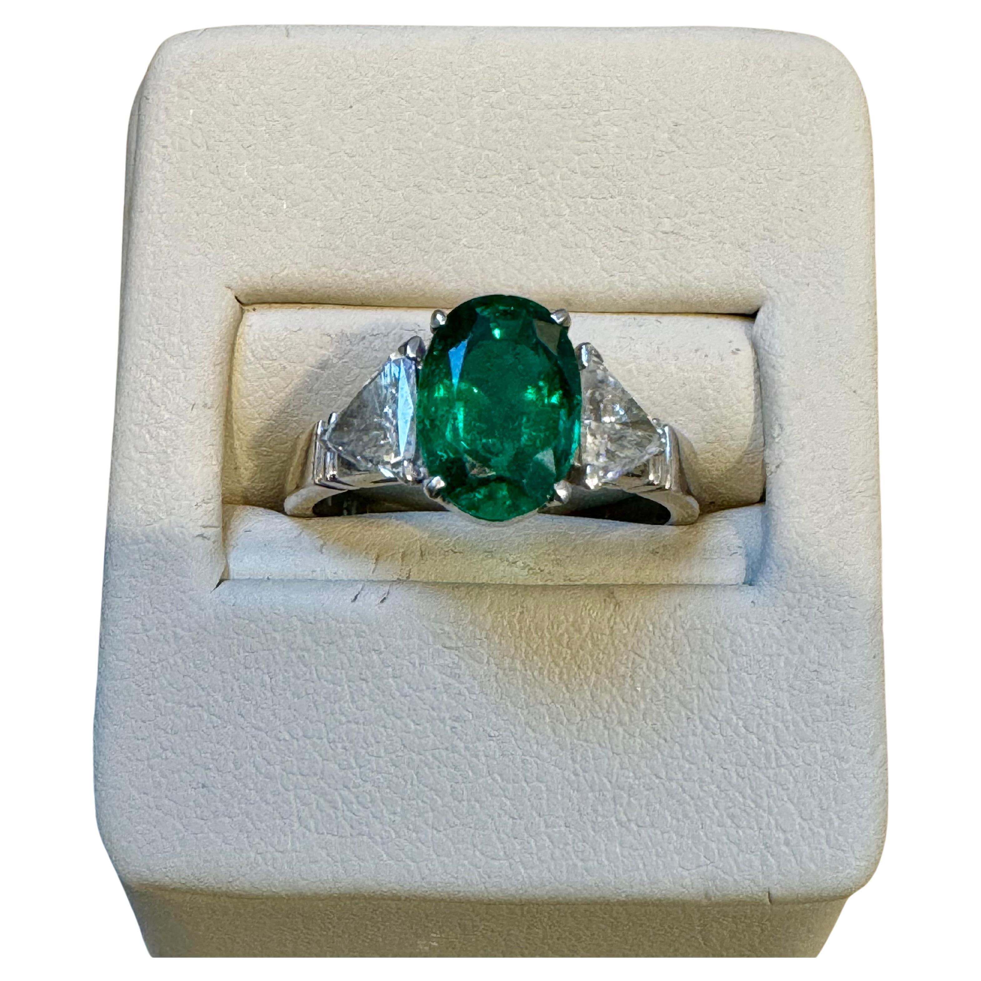 GIA Certified 2Ct Fine Zambian Emerald & 1.5 Ct Total Trillion Diamond Ring plat For Sale