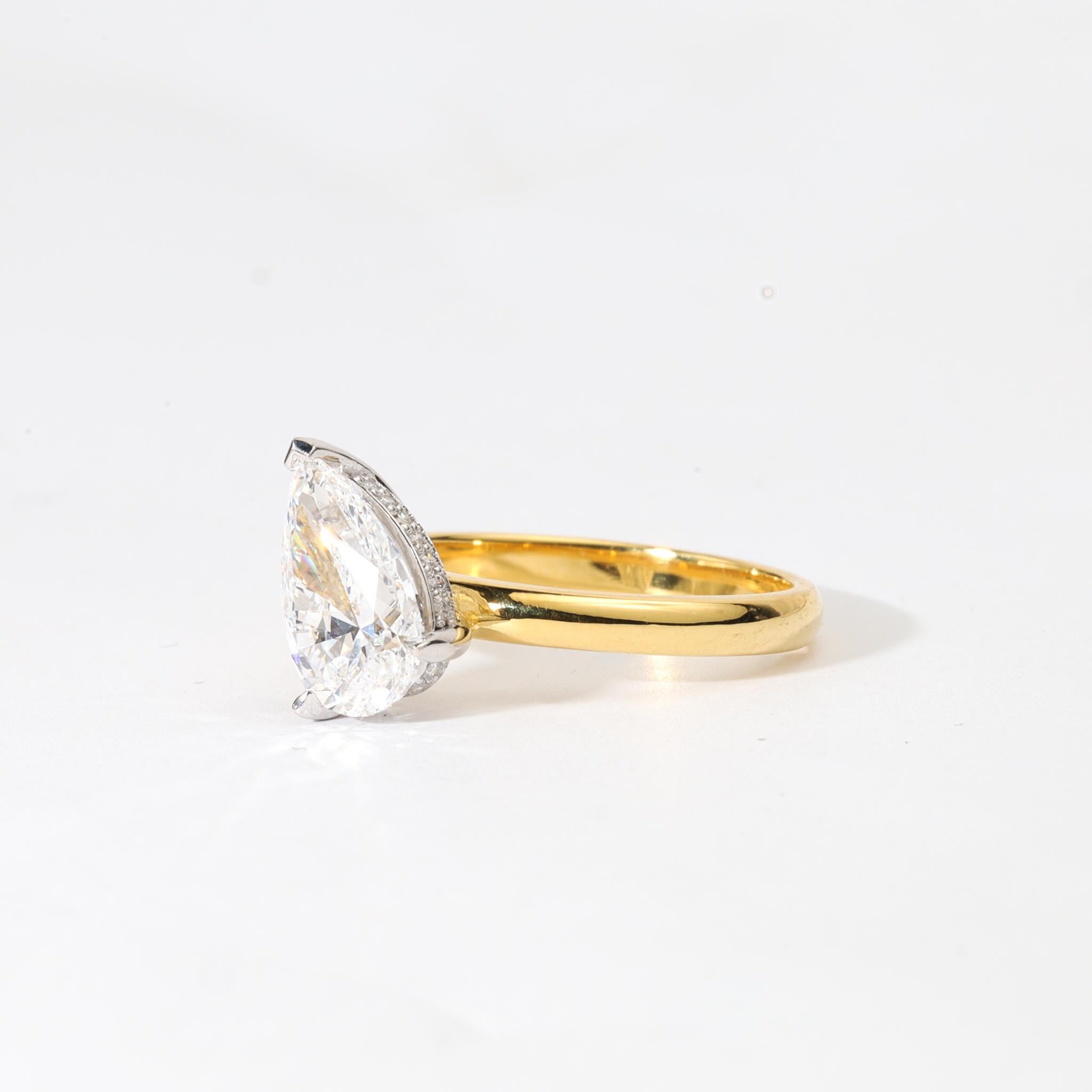 Flüsternder Glanz, Art-Deco-Anmut

Dieses raffinierte Meisterwerk ist eine Studie in souveränem Minimalismus und zeigt einen 2,00-Karat-Diamanten im natürlichen Birnenschliff - GIA-zertifiziert und mit einer kühlen E-Farbe und eleganter VS-Klarheit