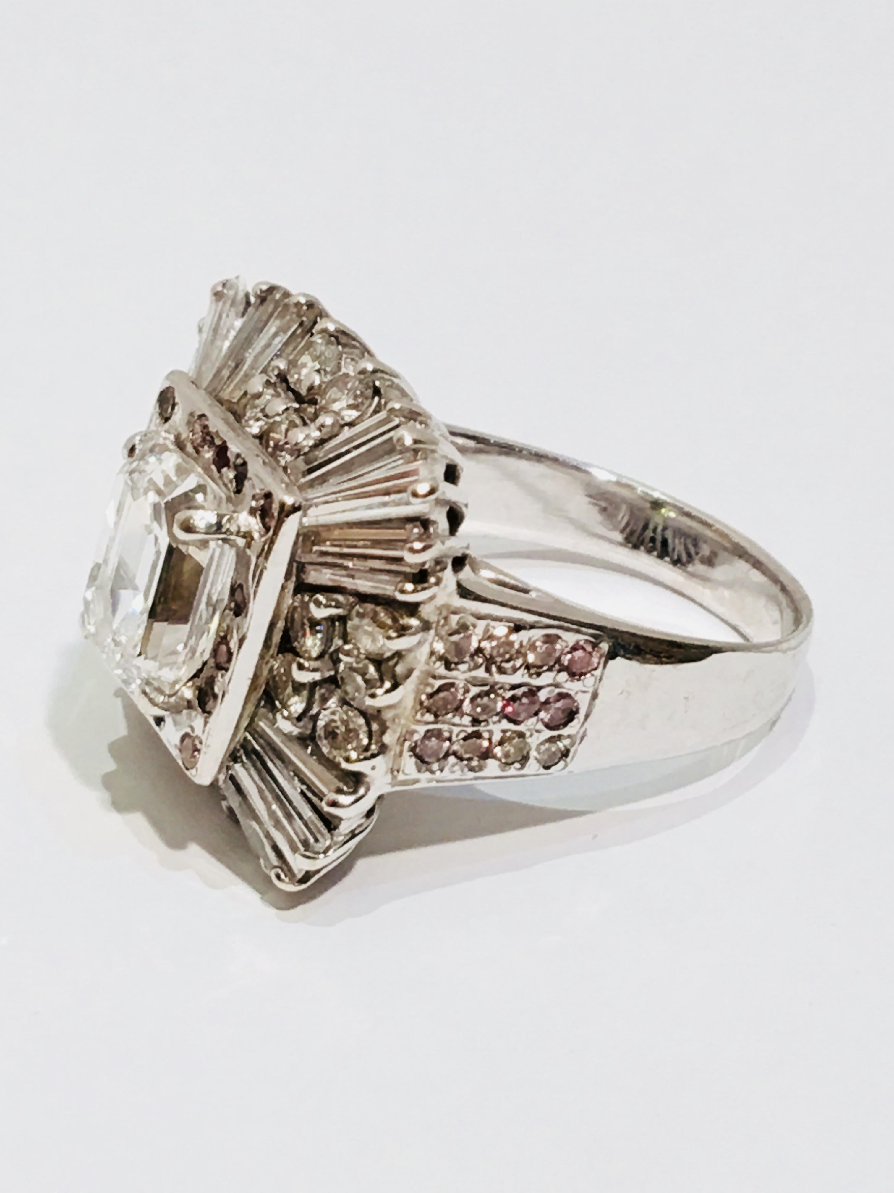 Unglaublicher Ring mit einem GIA-zertifizierten 3-Karat-Diamanten mit Stufenschliff (Smaragdschliff) in der Mitte mit einer Reinheit von VVS1 und einer Farbe von D und 5,3 Karat umliegenden Diamanten, eingefasst in 18 Karat Weißgold.

GIA-Zertifikat