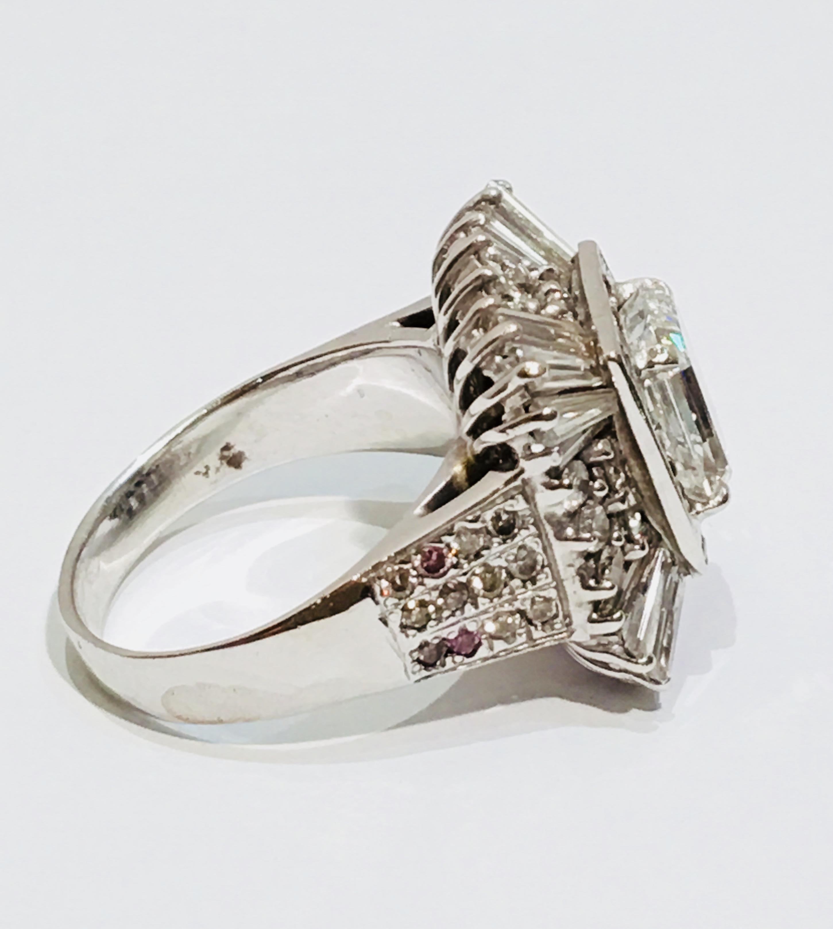 Contemporain Bague avec diamant taille émeraude de 3 carats au centre, certifié GIA, VVS1 -D, de 8,3 carats au total en vente