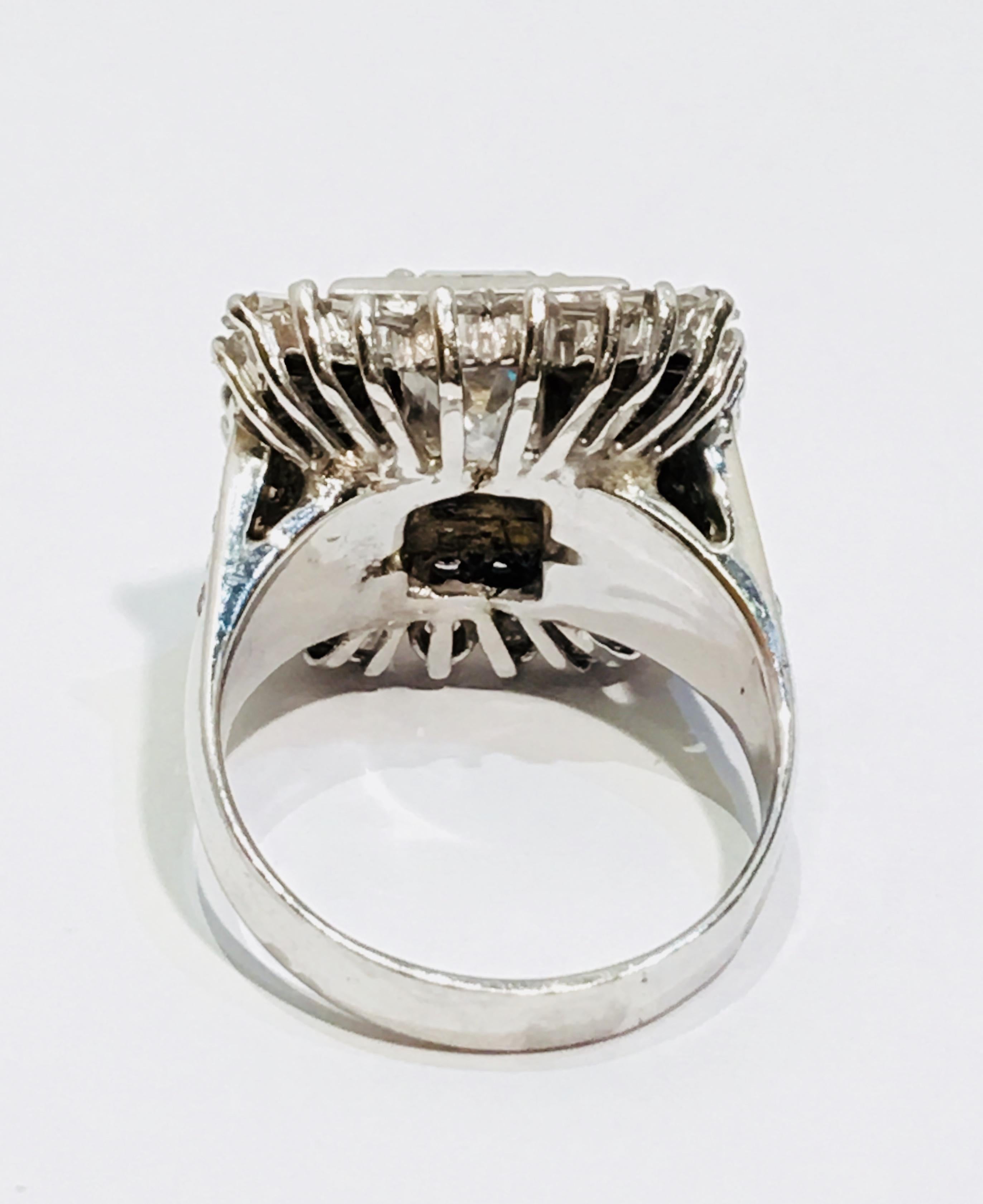 Taille émeraude Bague avec diamant taille émeraude de 3 carats au centre, certifié GIA, VVS1 -D, de 8,3 carats au total en vente
