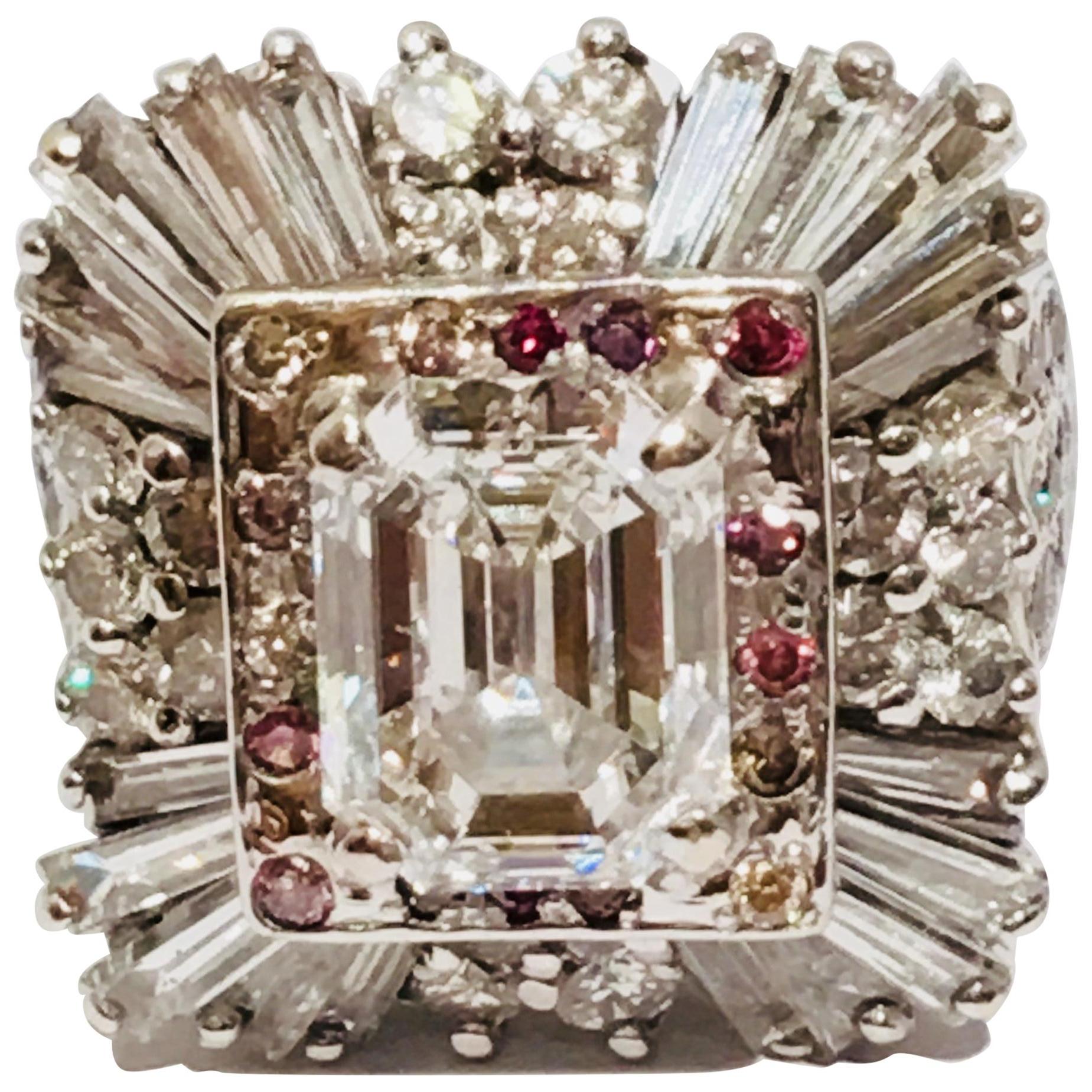 Bague avec diamant taille émeraude de 3 carats au centre, certifié GIA, VVS1 -D, de 8,3 carats au total en vente