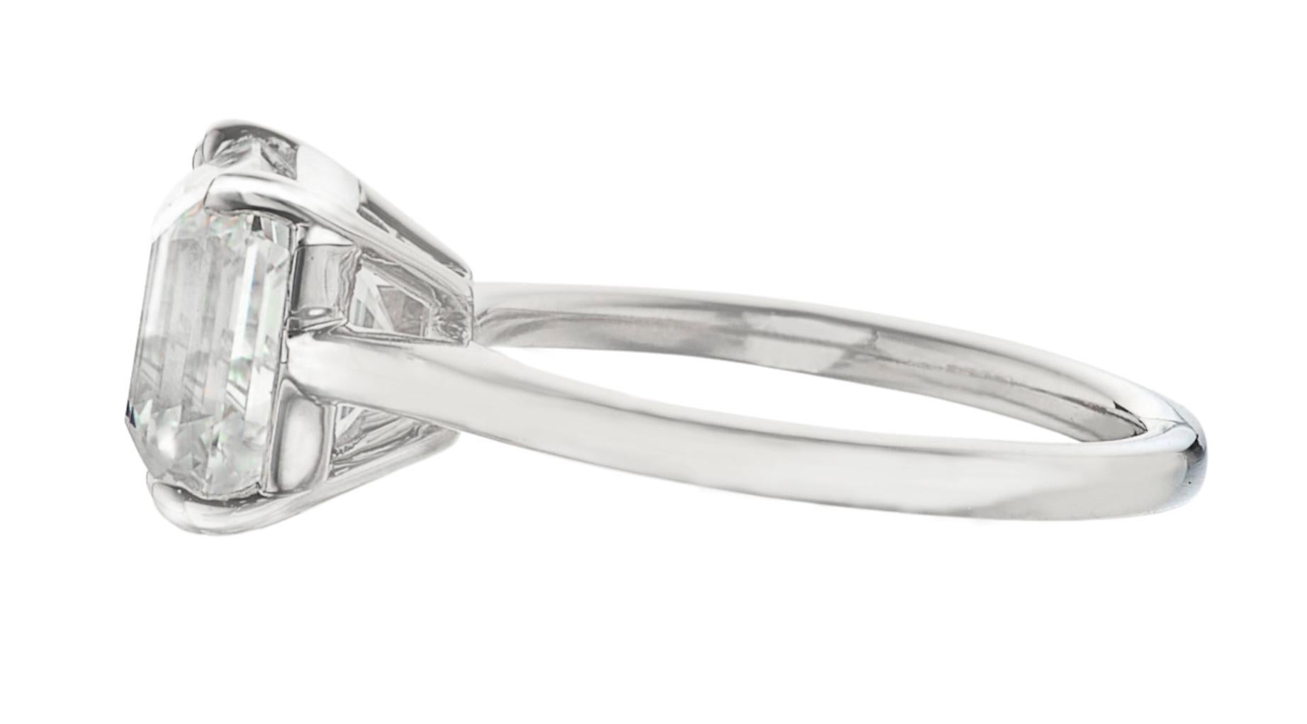 Ein wunderschöner Ring mit einem 3 Karat schweren quadratischen Diamanten im Smaragdschliff, der laut GIA-Bericht die Farbe G und die Reinheit VS1 aufweist.
Die Fassung ist aus massivem Platin handgefertigt.