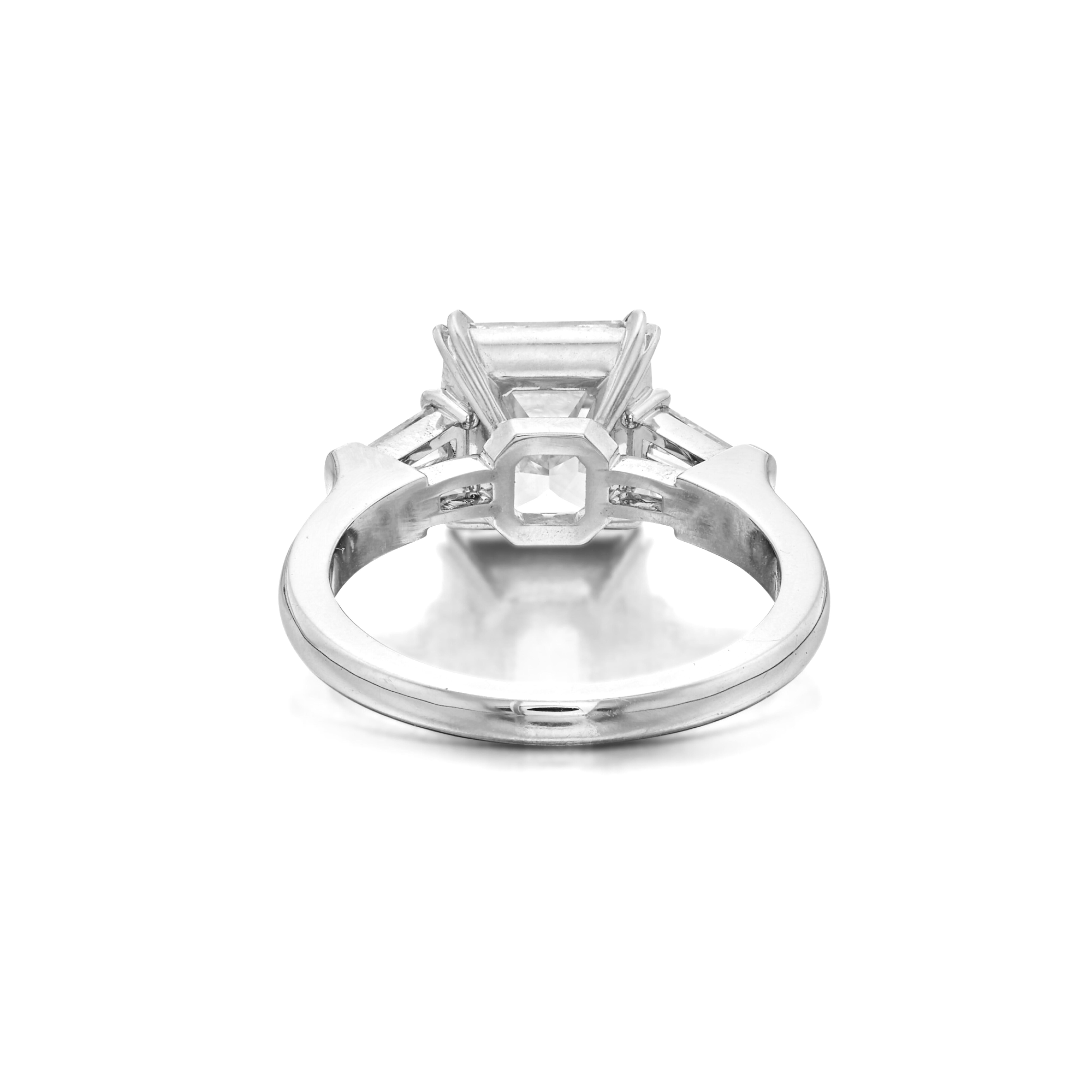 Bague en platine certifiée GIA de 3 ct de diamant taille émeraude, présentant un magnifique diamant central de couleur E et de pureté VS2, complété par d'exquis diamants de taille effilée pesant 0,60 carat. Cette magnifique bague présente une