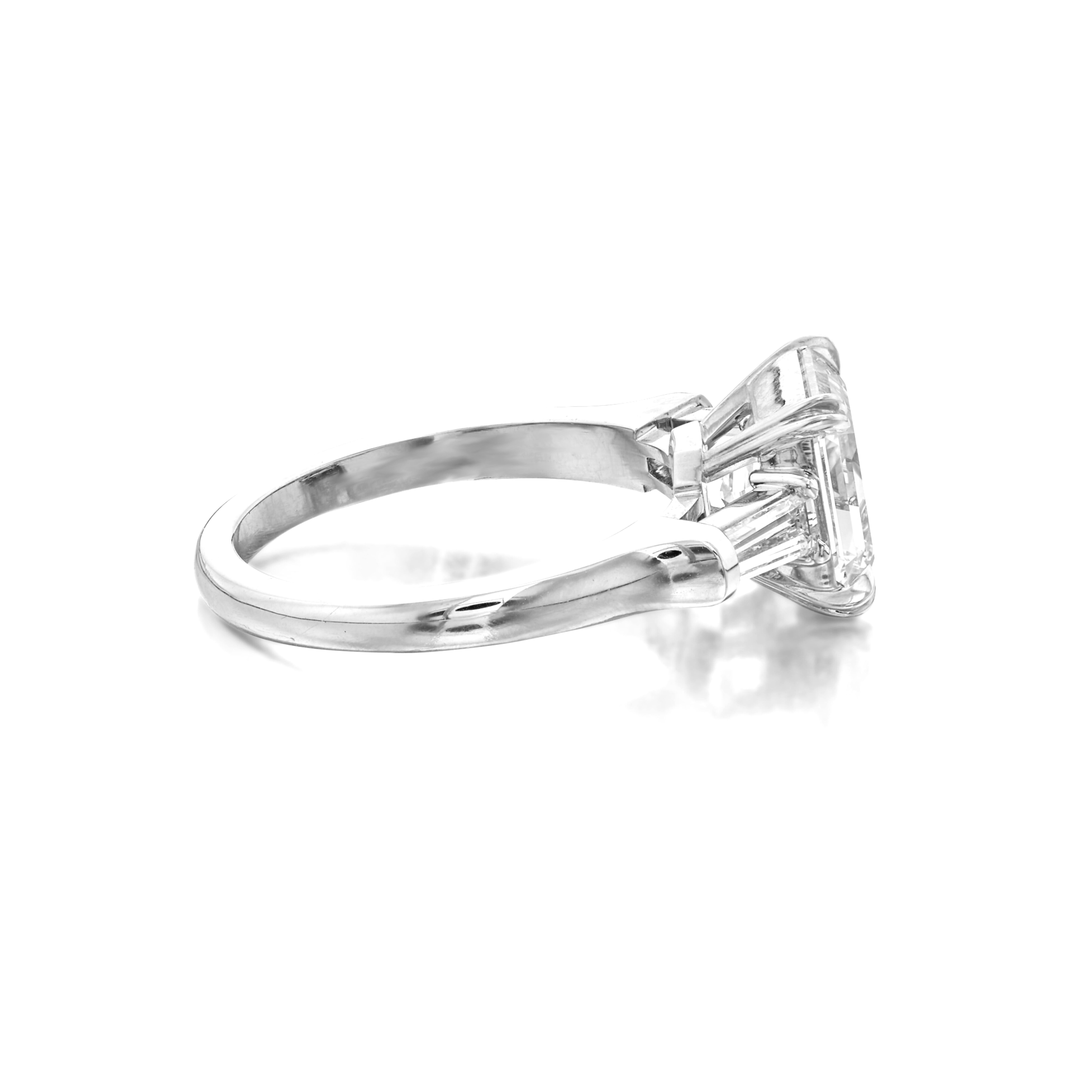 Taille émeraude Bague en platine certifiée GIA 3 carats E VS2 diamant taille émeraude en vente