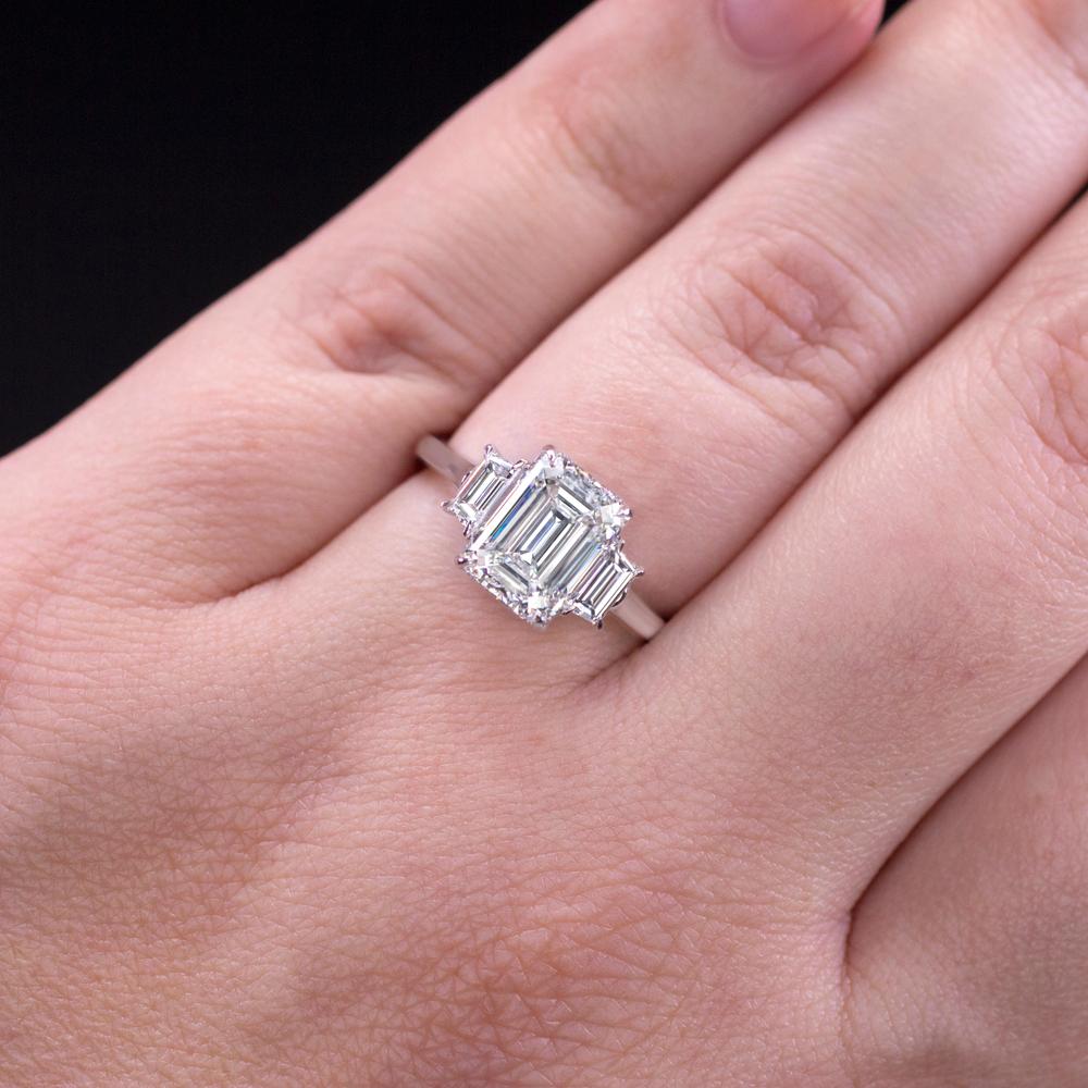 GIA Certified 3 Carat Emerald Cut Diamond 18k White Gold Ring In New Condition For Sale In Rome, IT