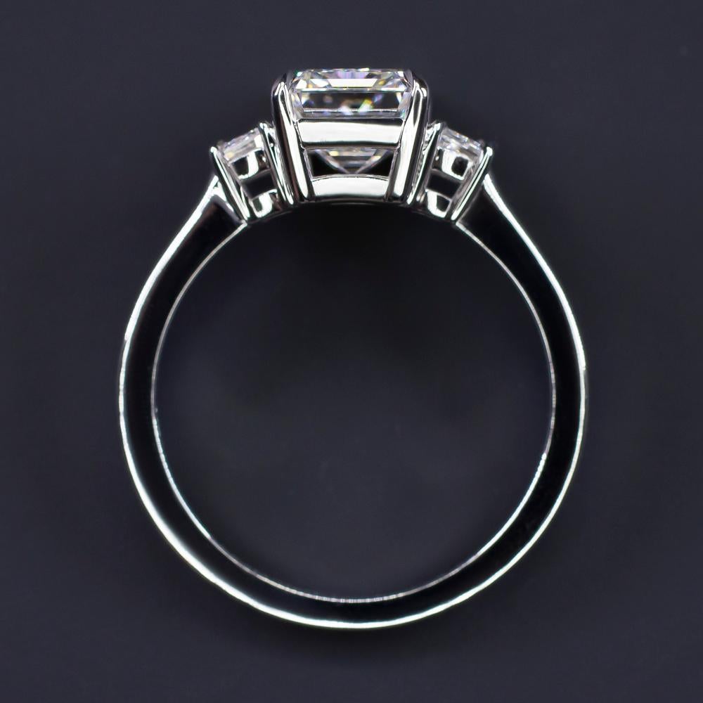 GIA-zertifizierter 3 Karat Diamantring aus 18 Karat Weißgold mit Smaragdschliff für Damen oder Herren im Angebot