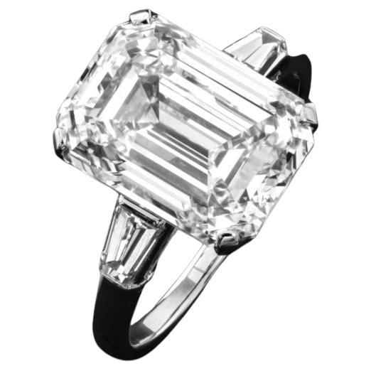 Ein GIA-zertifizierter 3-Karat-Diamantring im Smaragdschliff mit d-Farbe und i-förmiger Reinheit ist ein außergewöhnliches Schmuckstück. Der Smaragdschliff, der für seine elegante, perfekte Form bekannt ist, unterstreicht den reinen Glanz des