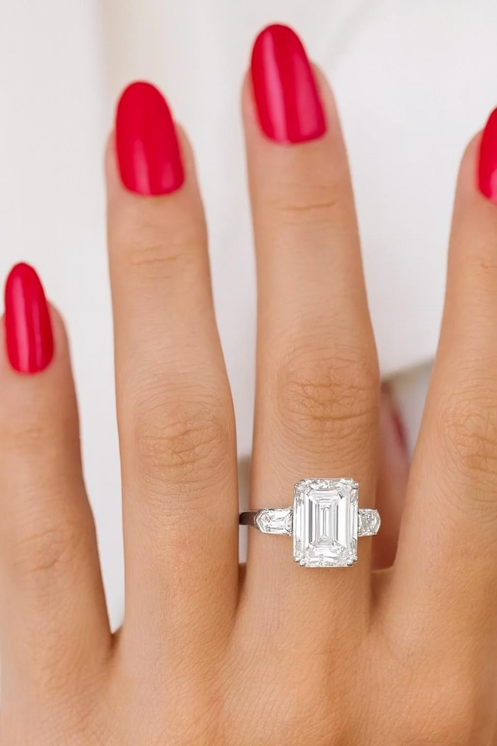Présentation d'une exceptionnelle bague en platine sertie d'un diamant taille émeraude de 3 carats, accompagné de deux diamants bullet. Cette superbe pièce est certifiée par la GIA, ce qui garantit les normes de qualité et d'authenticité les plus
