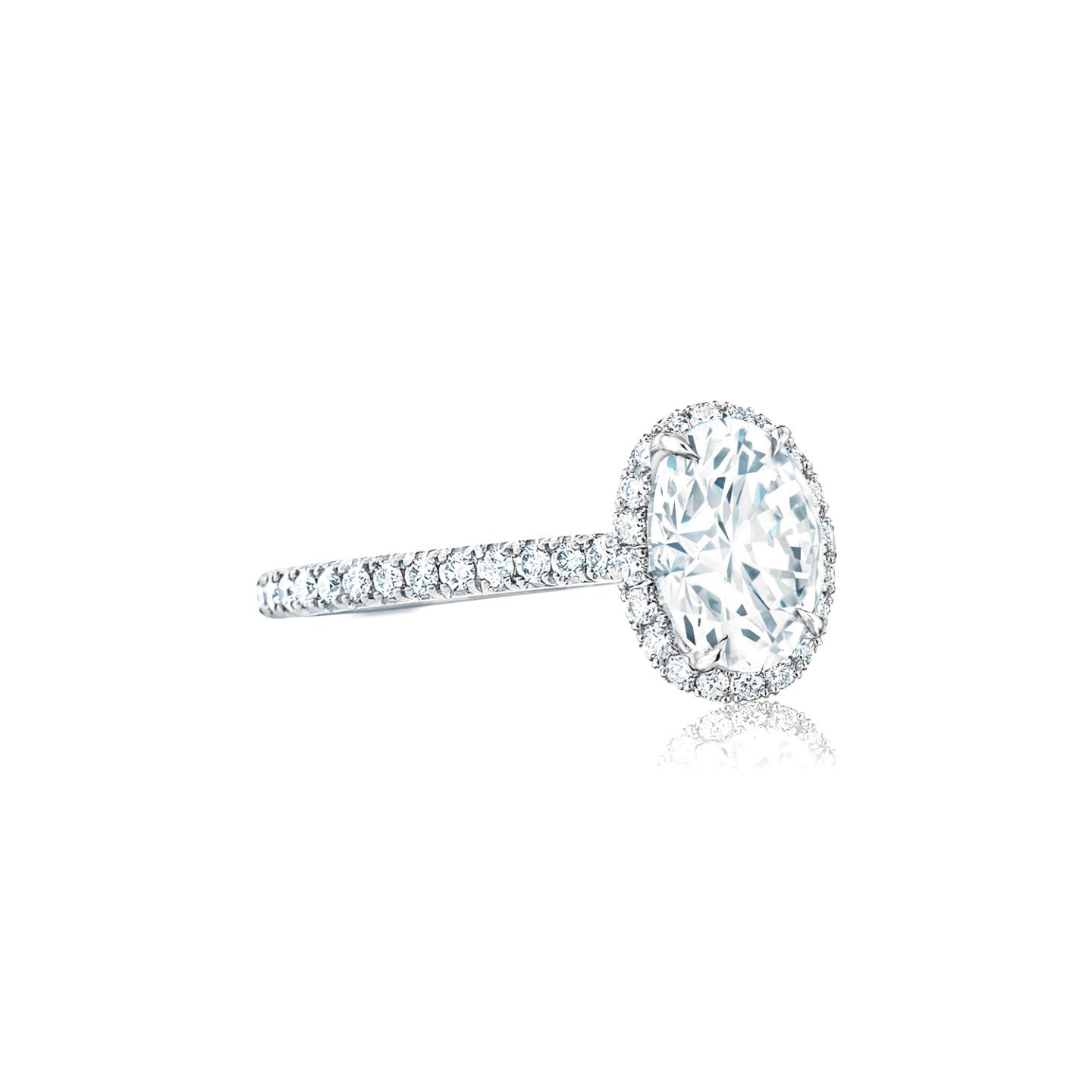 Questo magnifico anello presenta un diamante a taglio rotondo da 3.00 carati certificato GIA, incastonato nel platino e circondato da un'aureola di diamanti pavé che ne amplificano l'accattivante scintillio. Il design senza tempo è ulteriormente