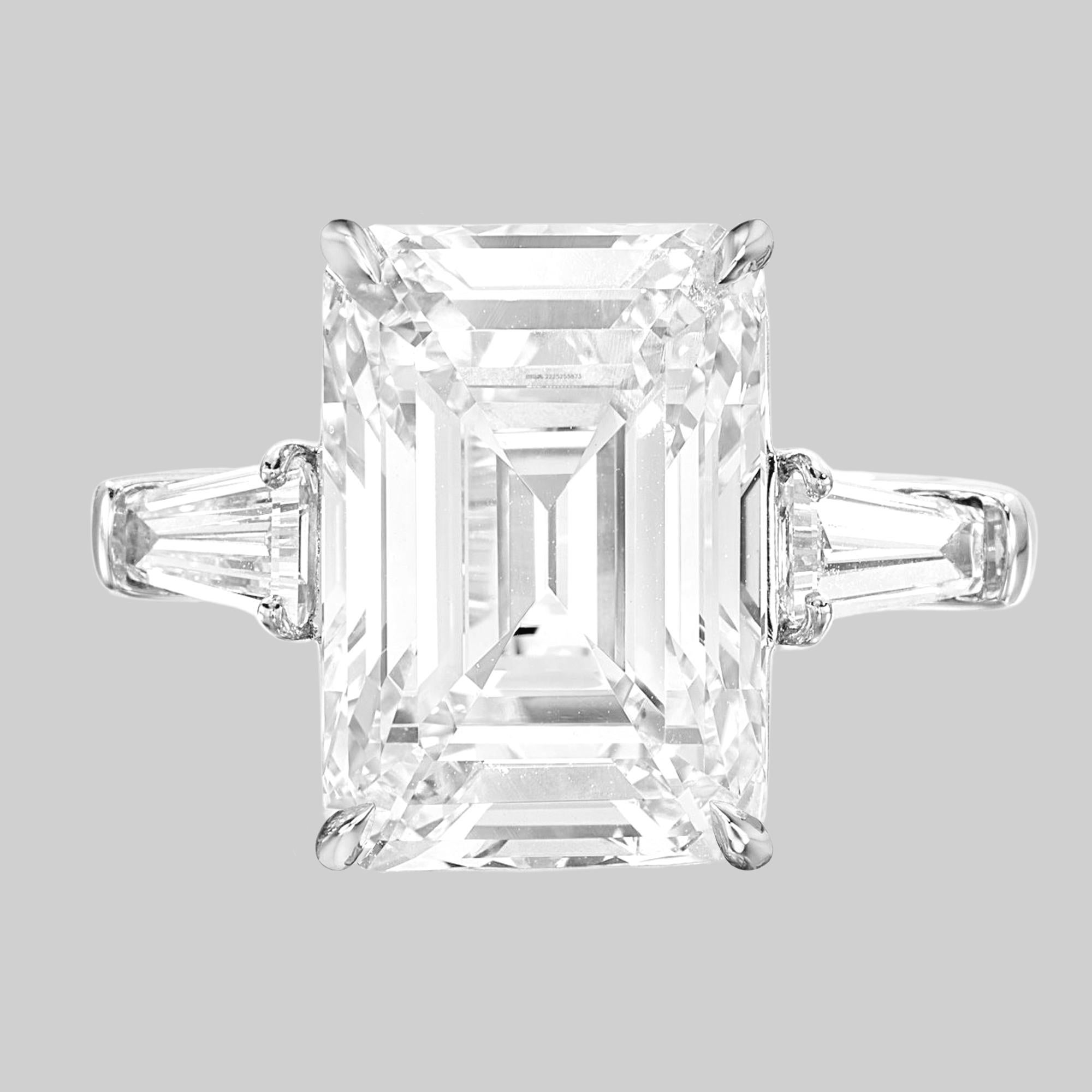 GIA Certified 3 Carat Emerald Cut Diamond Ring  In New Condition For Sale In Rome, IT
