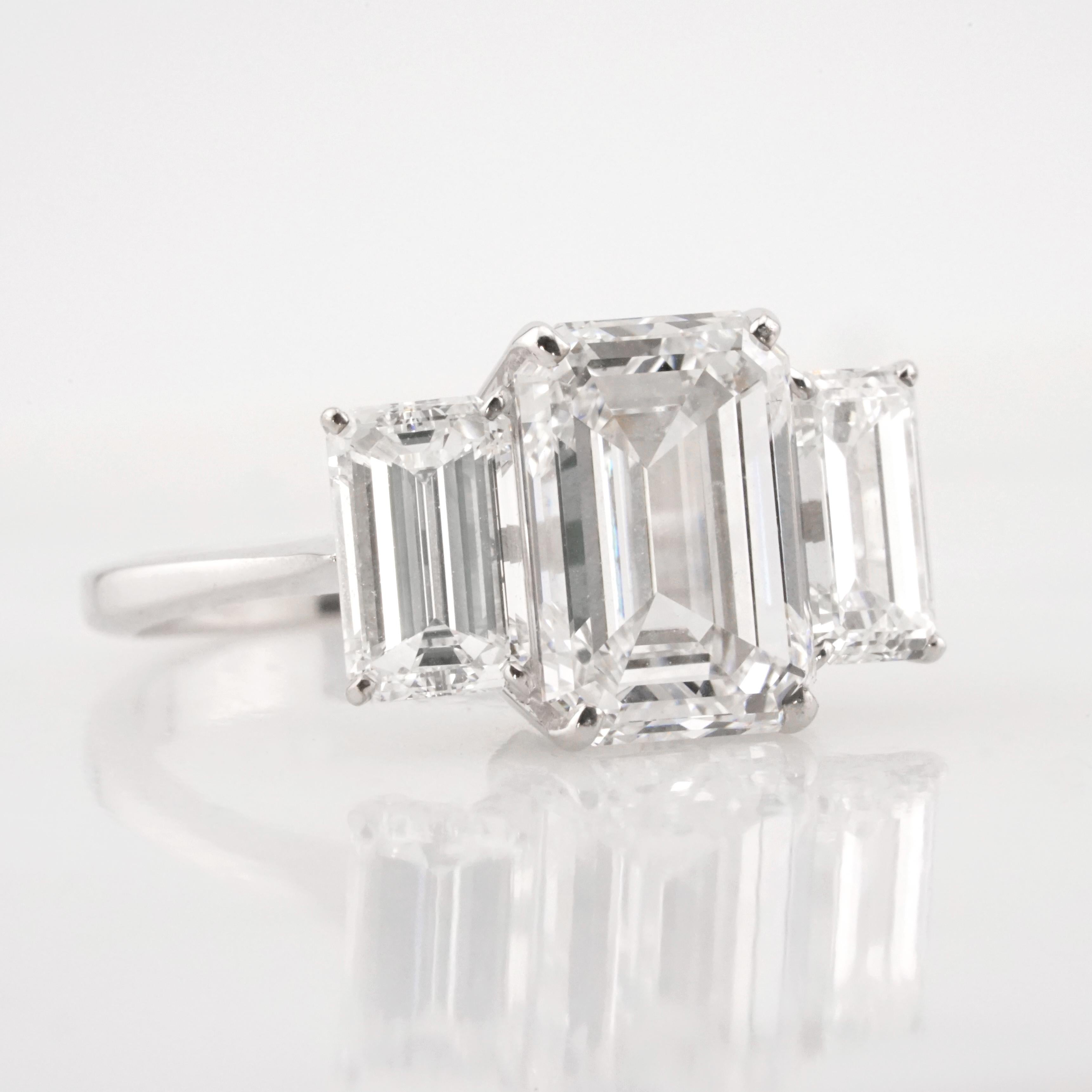 Contemporain Bague de fiançailles à trois pierres certifiée GIA, 3 carats, diamant taille émeraude en vente