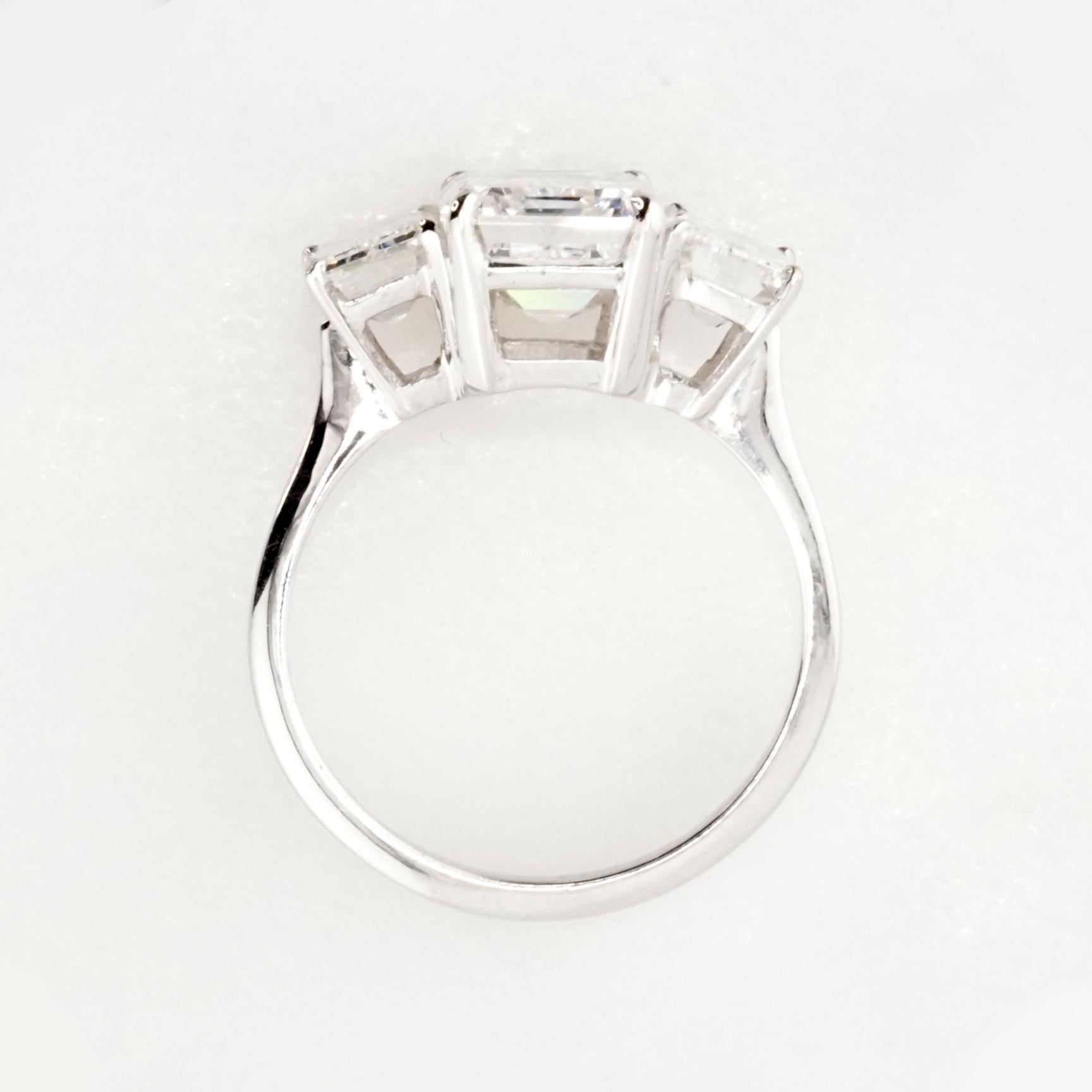 Contemporain Bague de fiançailles à trois pierres certifiée GIA, 3 carats, diamant taille émeraude en vente