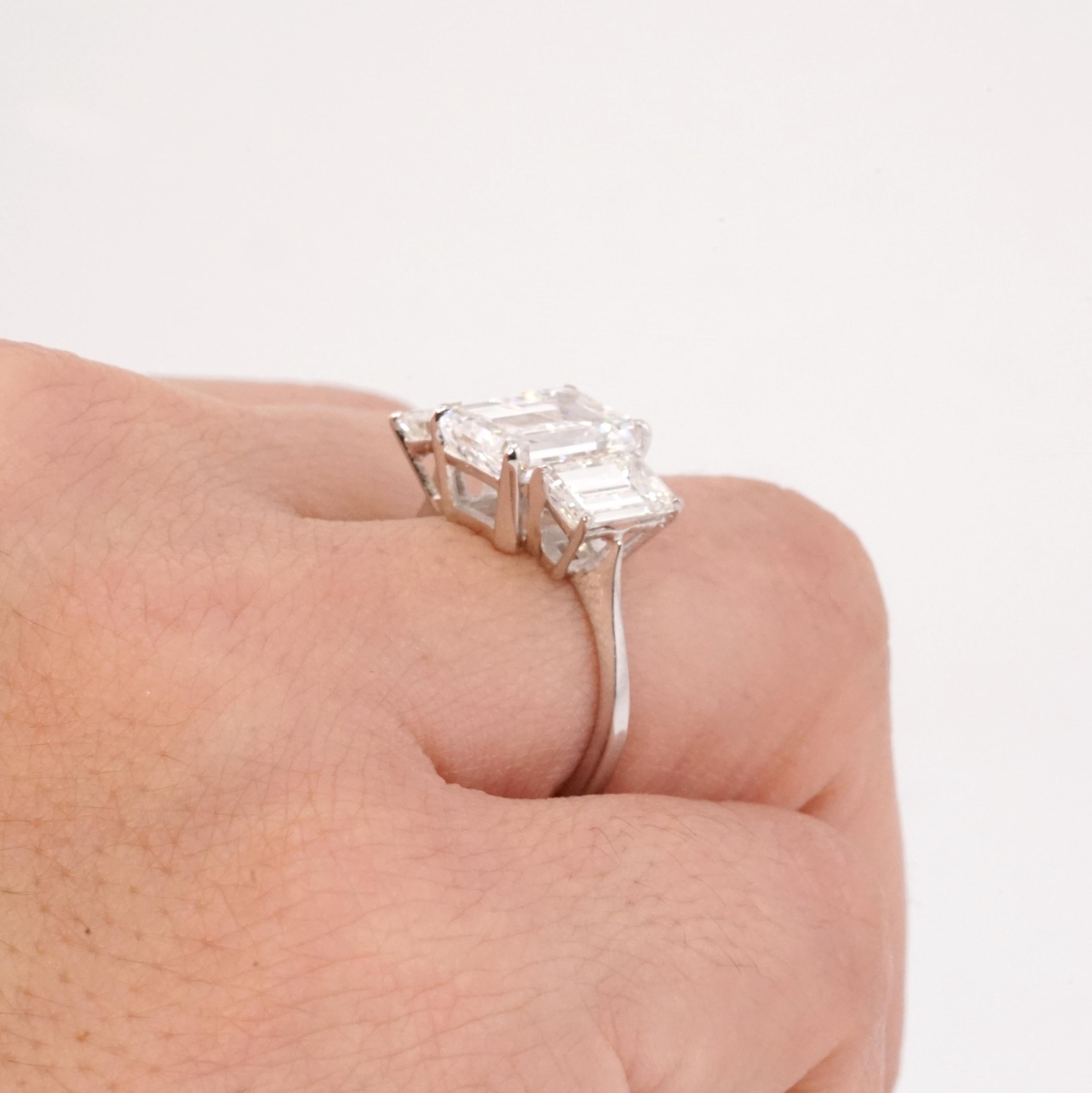 Taille émeraude Bague de fiançailles à trois pierres certifiée GIA, 3 carats, diamant taille émeraude en vente