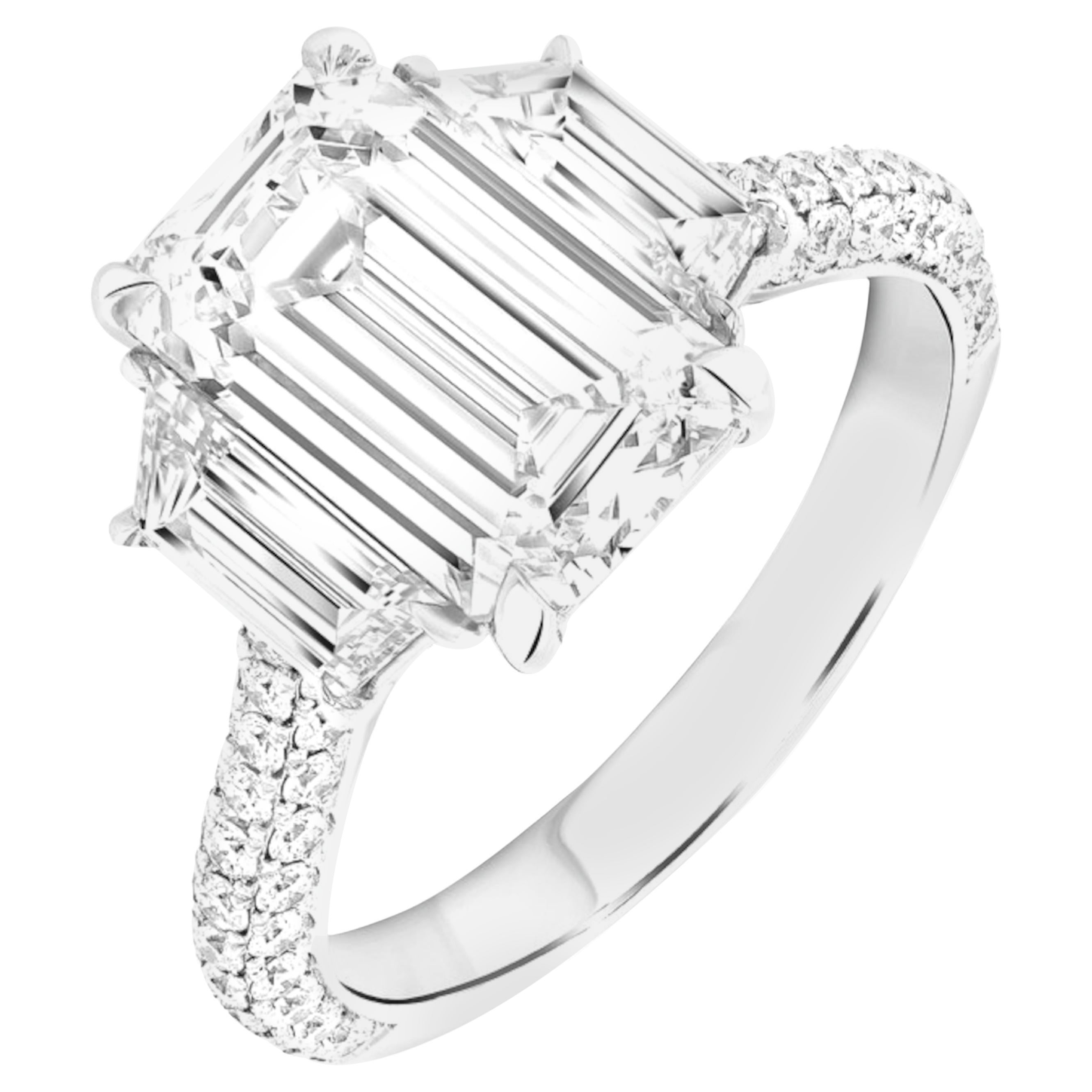 Bague en platine pavée de trapézoïds taille émeraude de 3 carats certifiés GIA en vente