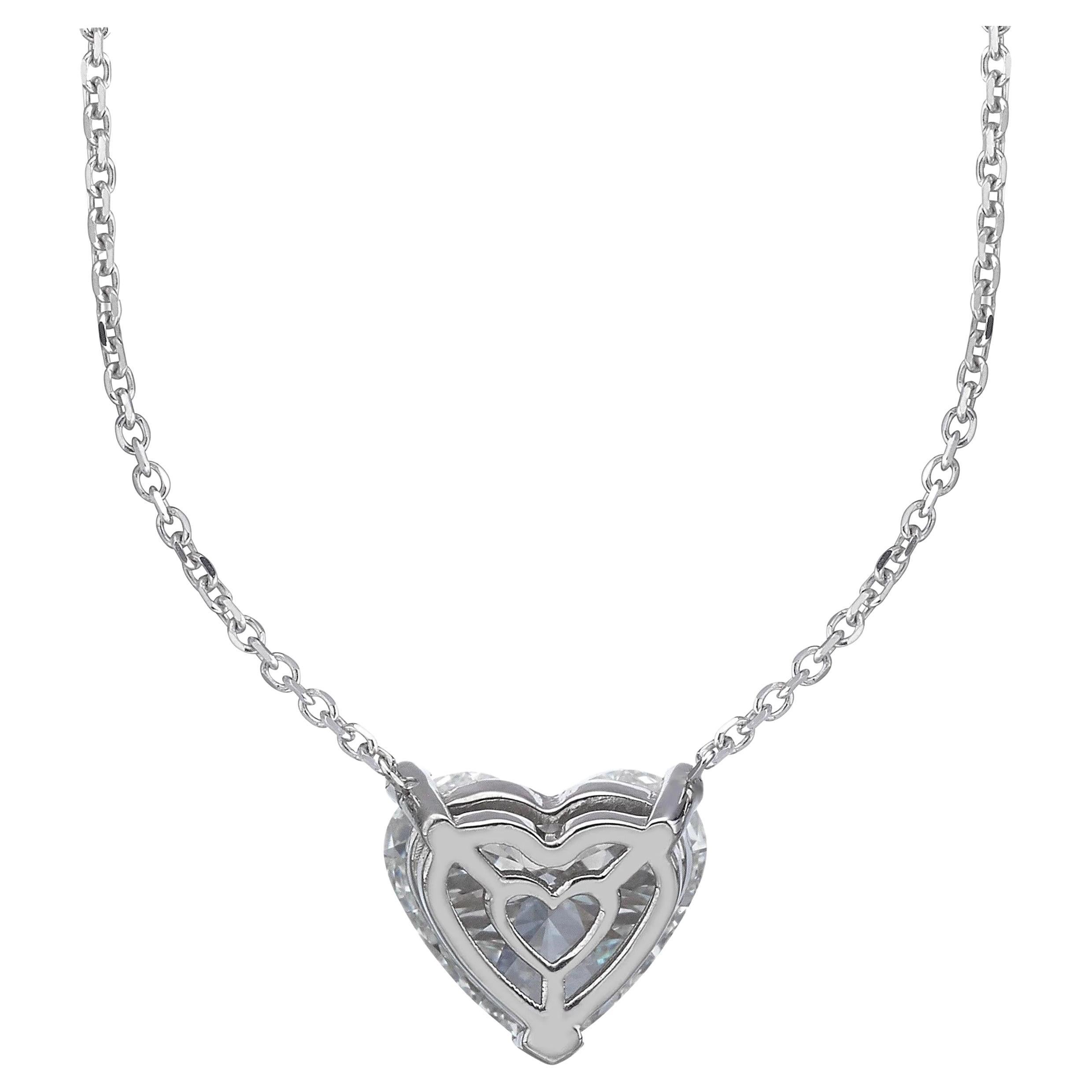 Squisito ciondolo in platino con diamante a forma di cuore da 3 carati

Questo elegante pendente in platino mette in mostra un affascinante diamante a forma di cuore da 3 carati, sapientemente tagliato per evidenziare la sua silhouette unica e