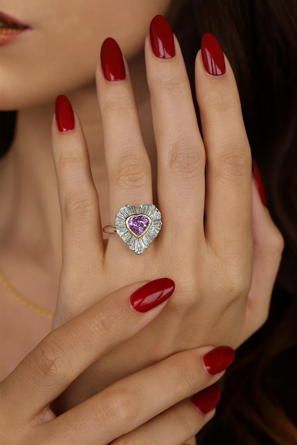 Anello di fidanzamento con cuore di diamante rosa-viola intenso certificato GIA da 3.17 carati

Questo straordinario anello di fidanzamento mette in mostra un raro e vibrante diamante naturale a forma di cuore di colore rosa intenso da 3,17 carati,