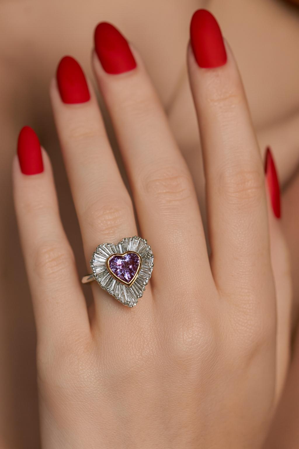 Contemporaneo Anello di fidanzamento con cuore di diamante rosa-viola intenso certificato GIA da 3 carati in vendita