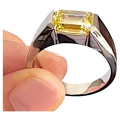 GIA-zertifizierter 3 Karat Fancy Gelber Smaragdschliff-Ring