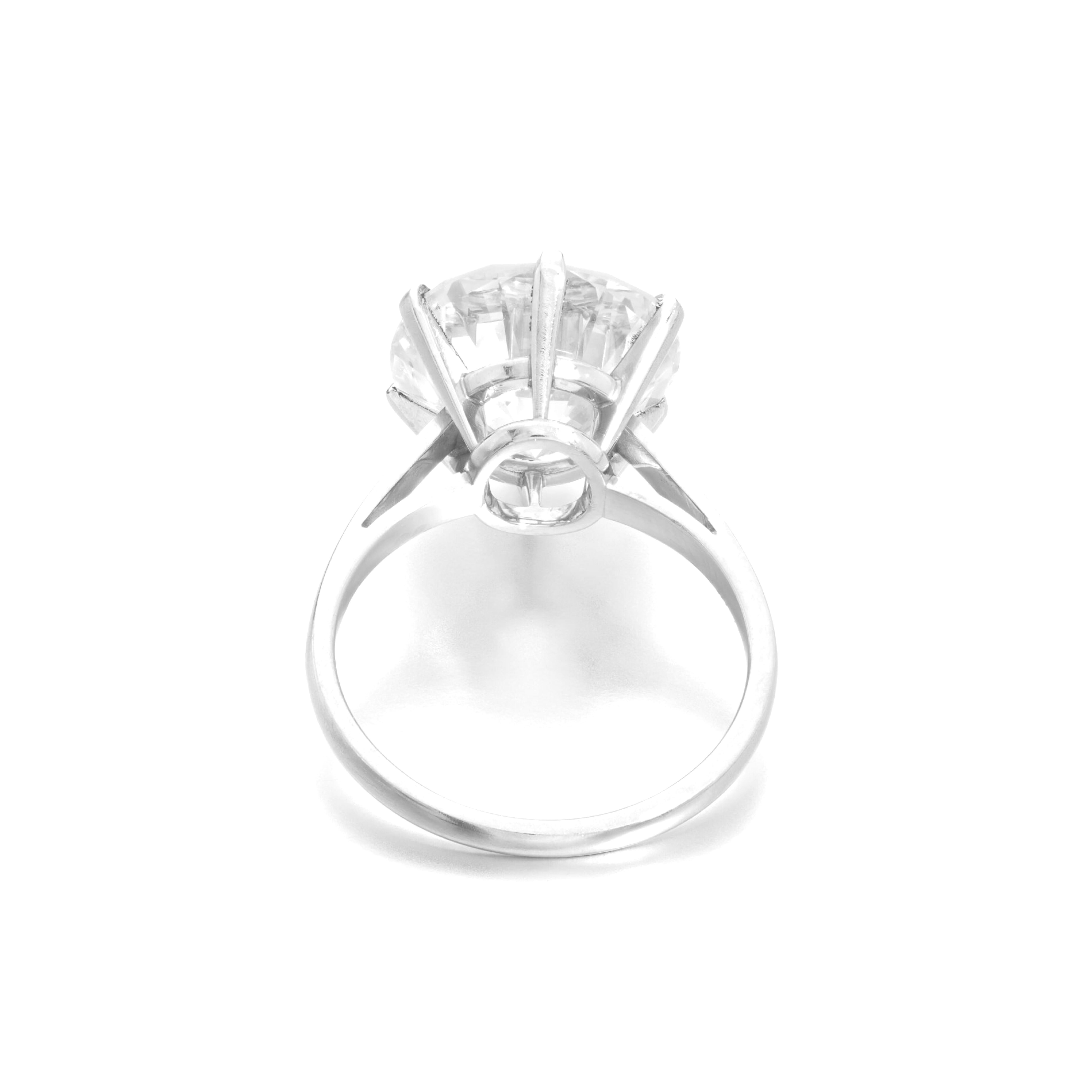 Un classique intemporel avec une touche de brillance moderne, cette exquise bague de fiançailles présente un époustouflant diamant rond de 3 carats de taille brillant, certifié de couleur F et de pureté I FLAWLESS. Serti dans une élégante monture