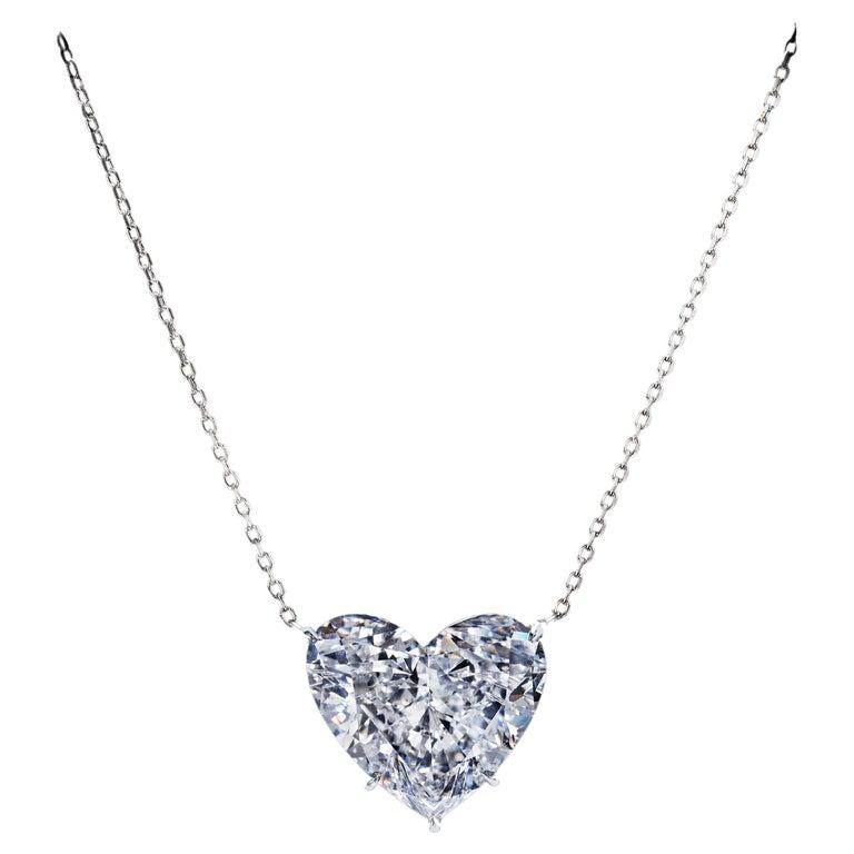 Ce collier exquis en platine comporte un pendentif en forme de cœur certifié GIA, symbolisant l'amour et l'affection dans leur forme la plus pure et la plus élégante. Le pendentif est méticuleusement conçu pour mettre en valeur l'éclat et la beauté