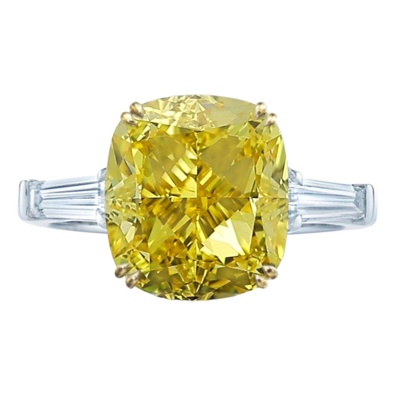 Exquisite GIA Certified 4.58 Carat Fancy LightYellow Diamond VS2